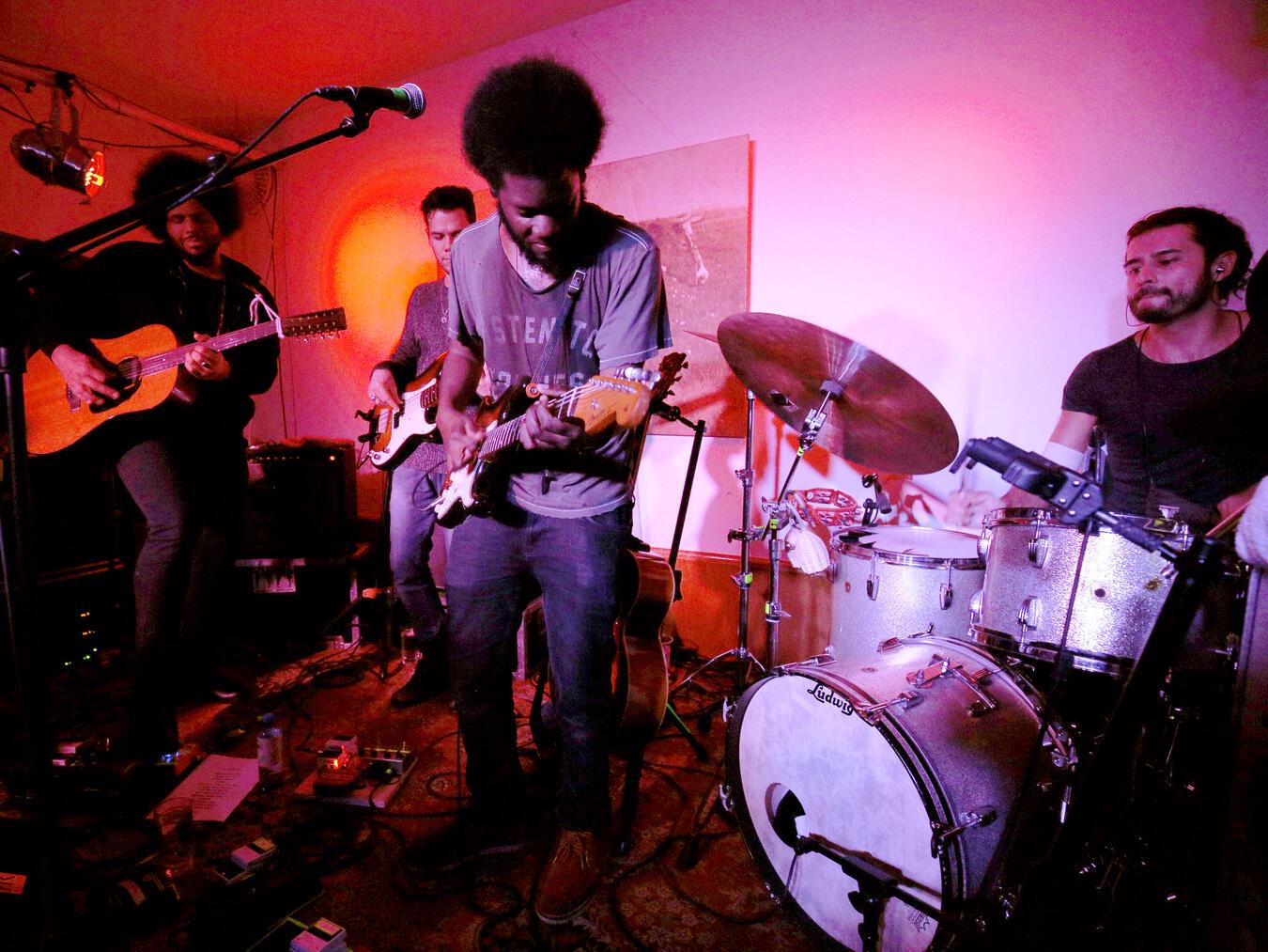 Haldern Pop Bar: Von der Kunst des Zuhörens Live auf der Pop-Bar-Bühne: Michael Kiwanuka, britischer Musiker und Songwriter, war im November 2015 in Haldern. Foto: C. Buckstegen