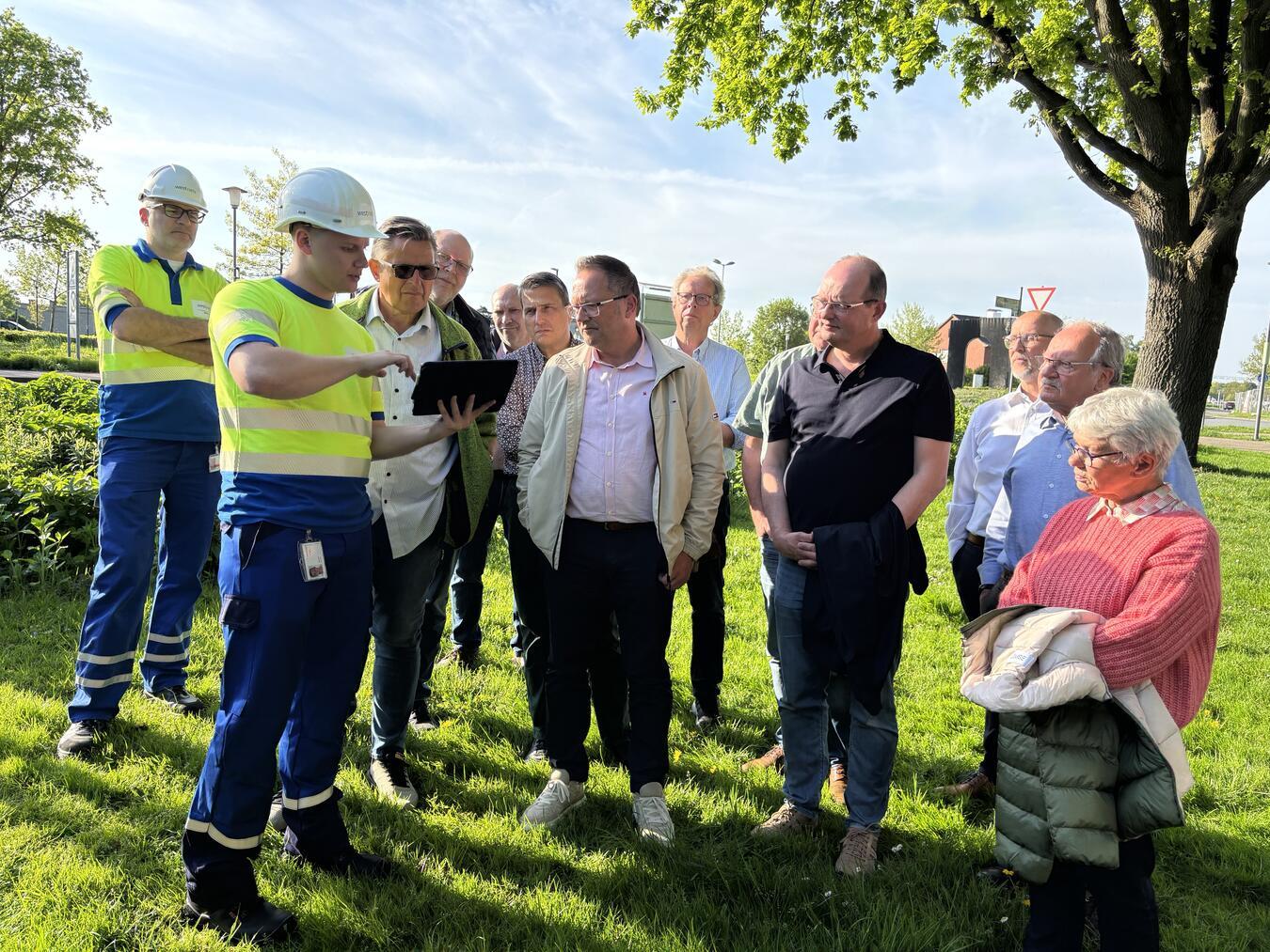 Xanten: Energiespaziergang zeigt Zukunft der Stromversorgung Live-Einblick ins Netz: Auf dem Tablet wurden Echtzeitdaten zu Lastflüssen und Spannungsschwankungen sichtbar – ein praktisches Beispiel für moderne Netzüberwachung. Foto: Westnetz GmbH