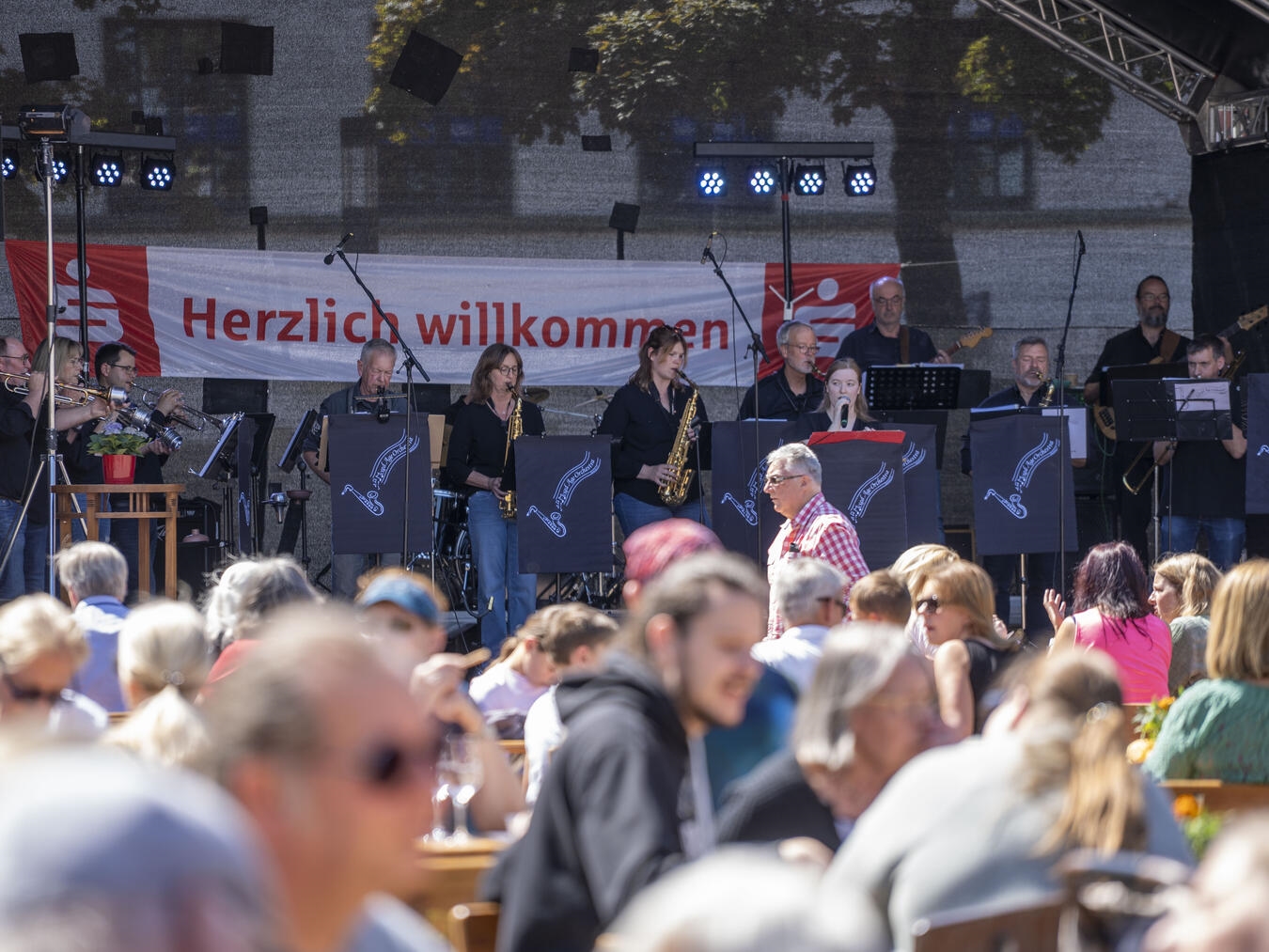 Live-Musik, Bands und DJs: Das Wein- und Musikfest in Xanten bietet auch in diesem Jahr ein abwechslungsreiches Bühnenprogramm. NN-Archivfoto: Gerhard Seybert
