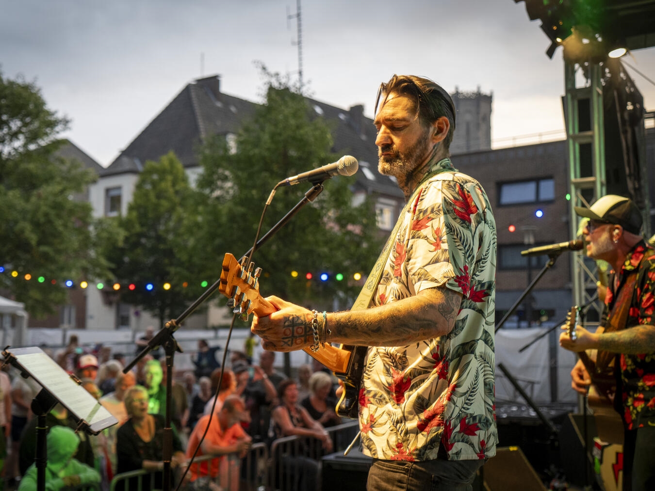 Live-Musik im Rheinpark bei „Emmerich im Lichterglanz“ Festival, abendliche Atmosphäre, NN-Foto von Gerhard Seybert.