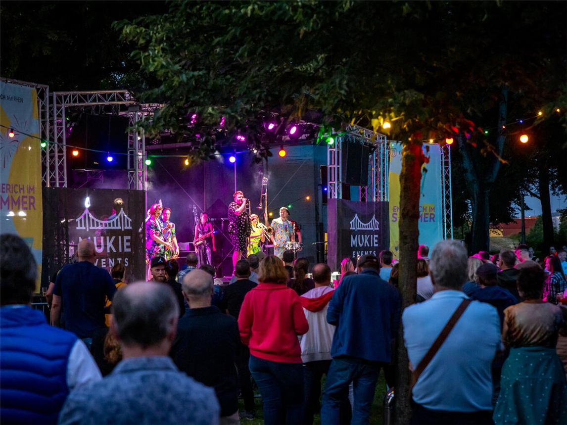 "Live-Musik im Rheinpark bei „Rheinrauschen“ und „Emmerich im Lichterglanz“ Festival, Foto: WfG Emmerich"