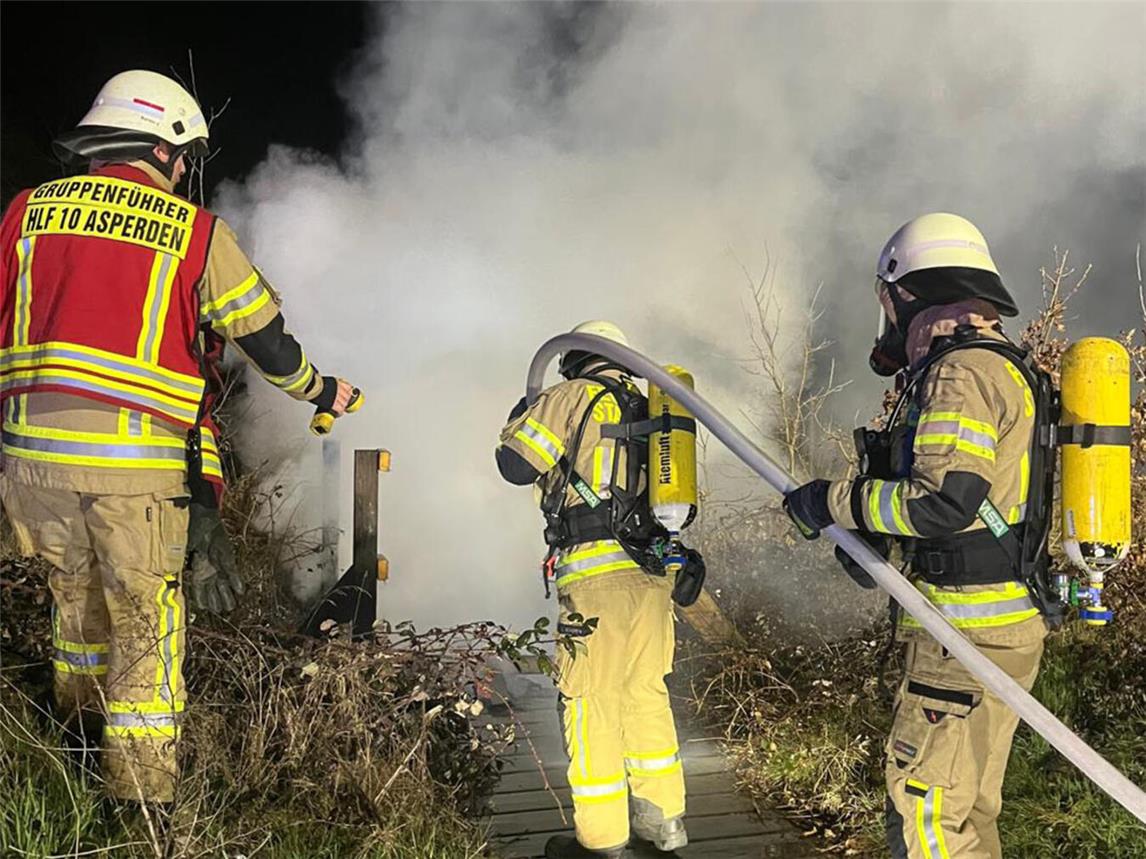 Löscharbeiten an der Holzbrücke. Foto: Stefan Pieper