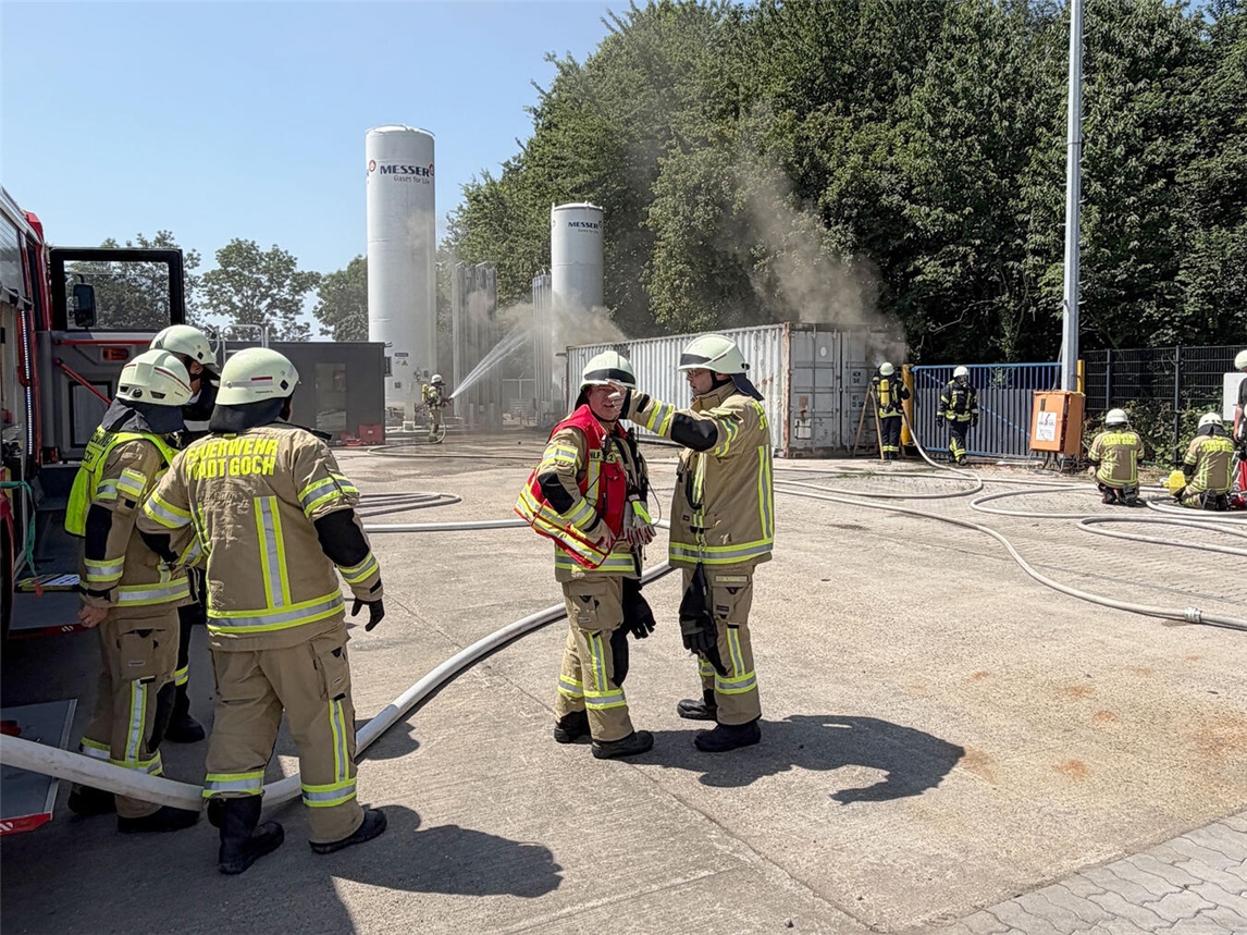 "Feuerwehr löscht Containerbrand bei Nacht, Rauch steigt auf"