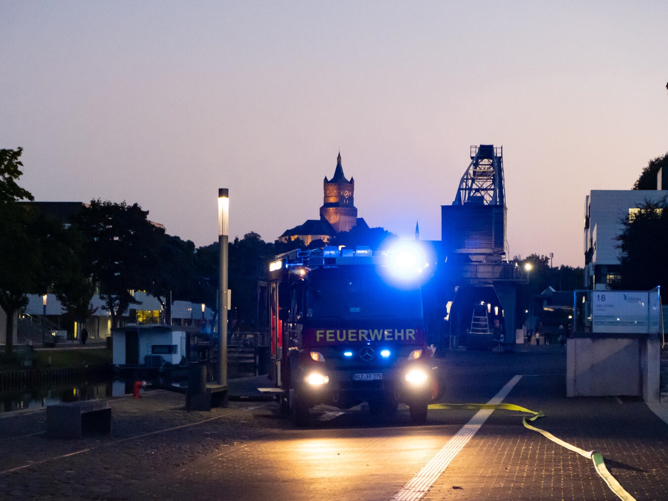 Löschfahrzeug mit der Schwanenburg im Hintergrund. Foto: Feuerwehr Kleve