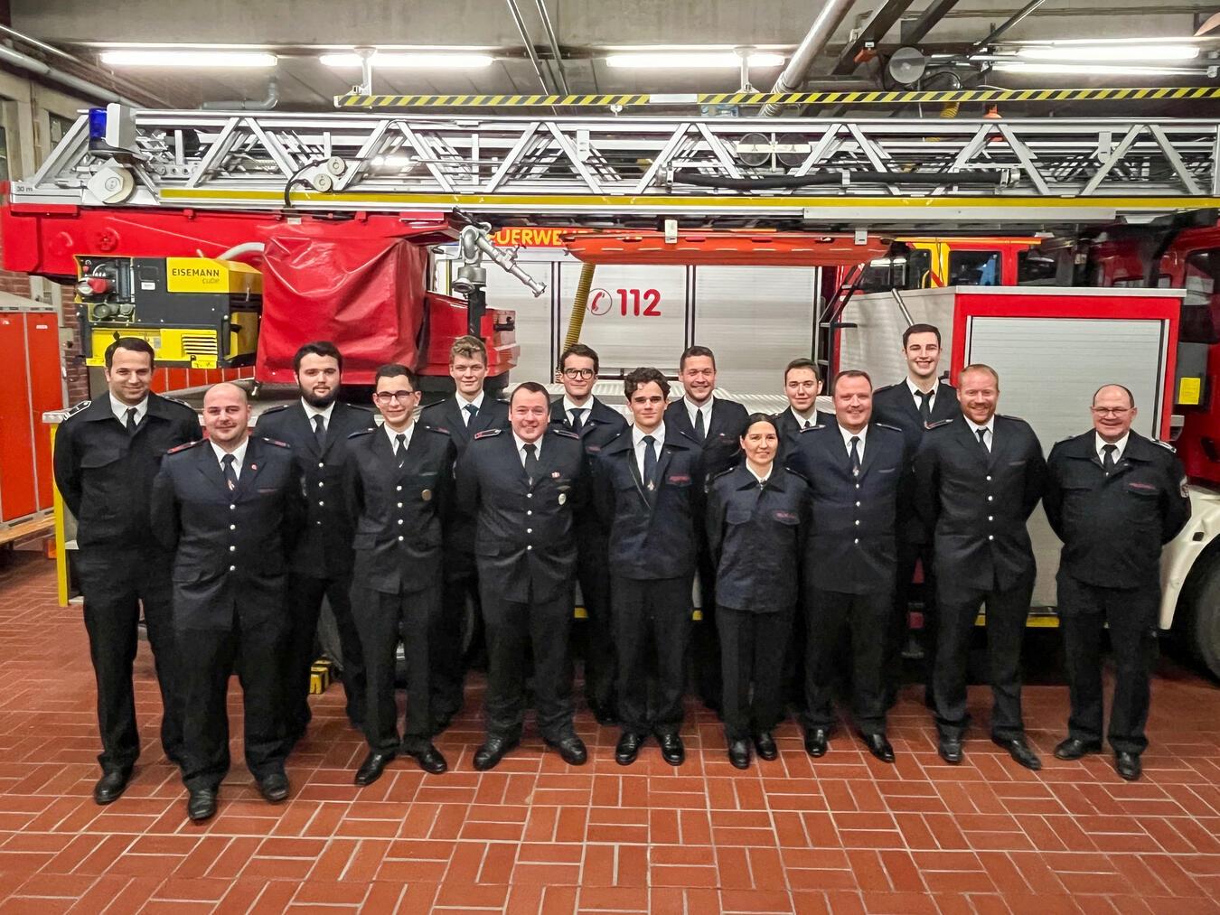 Löschzugführer Johannes Fehlemann mit den beförderten Kameraden. Foto: Feuerwehr