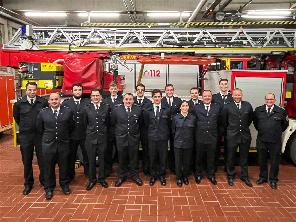Löschzugführer Johannes Fehlemann mit den beförderten Kameraden. Foto: Feuerwehr