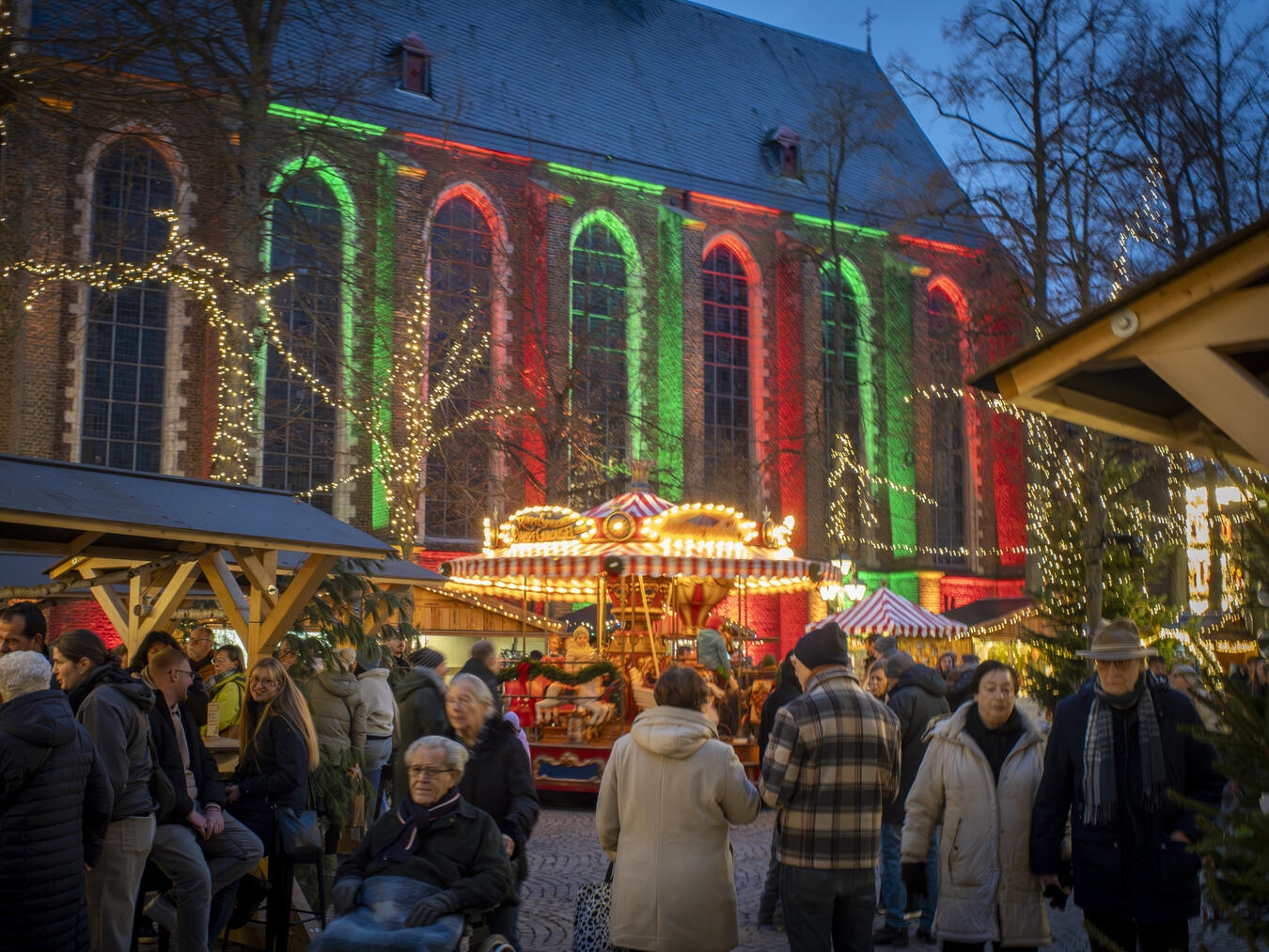 "Kostenloser Standplatz für lokale Vereine auf dem Kevelaerer Krippenmarkt, festlich dekorierter Marktstand."