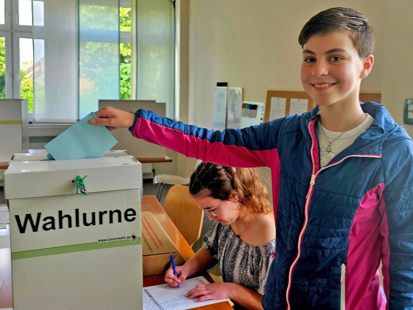 Lot van Moerkerk bei der Stimmabgabe. Im Hintergrund ihre Wahlheferkollegin Louise.NN-Foto: HF