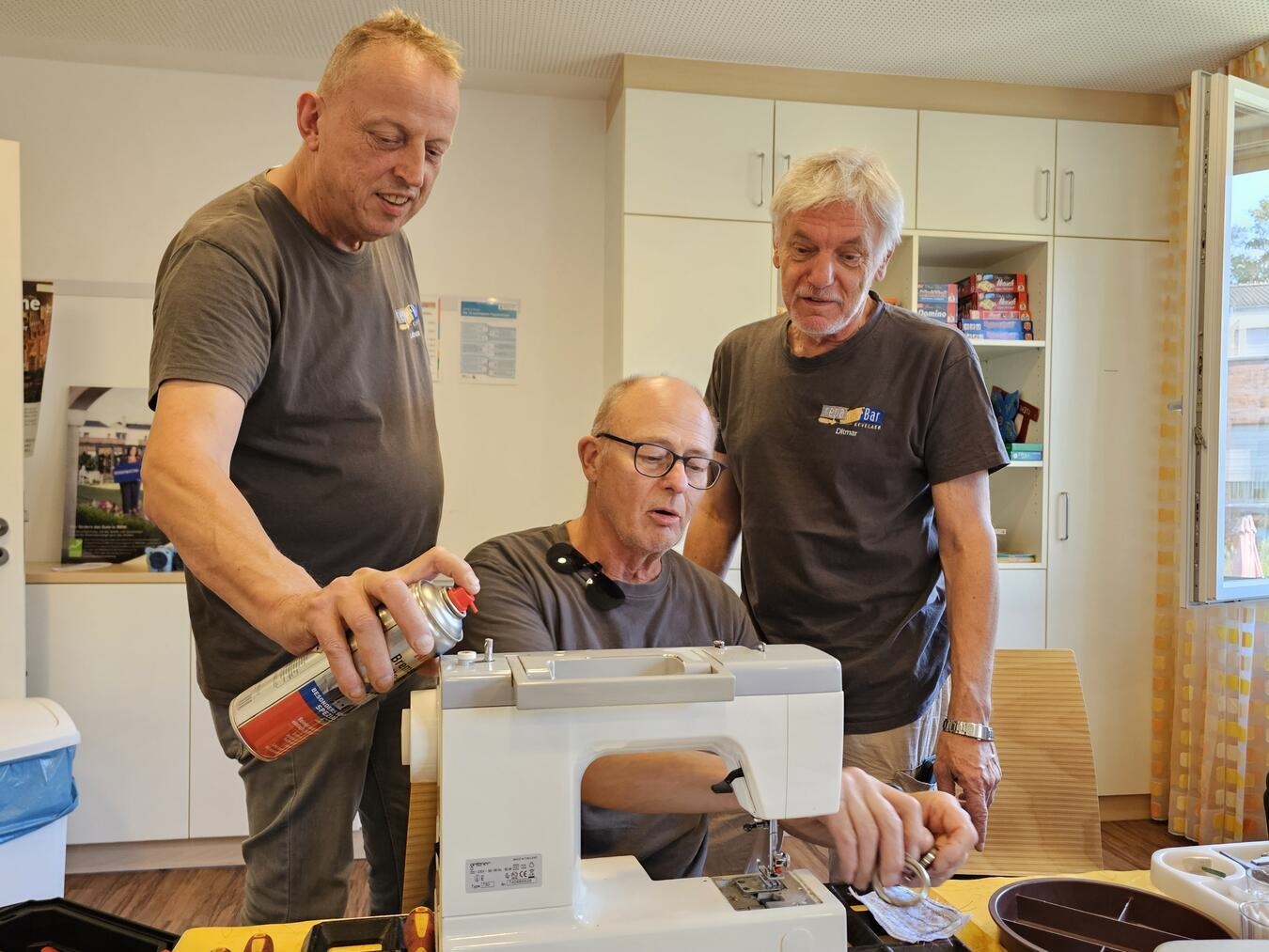 Lothar Hermens, Helmut Gerritsen und Ditmar Helms schauen sich an, was die Nähmaschine braucht. NN-Foto: Thomas Langer 