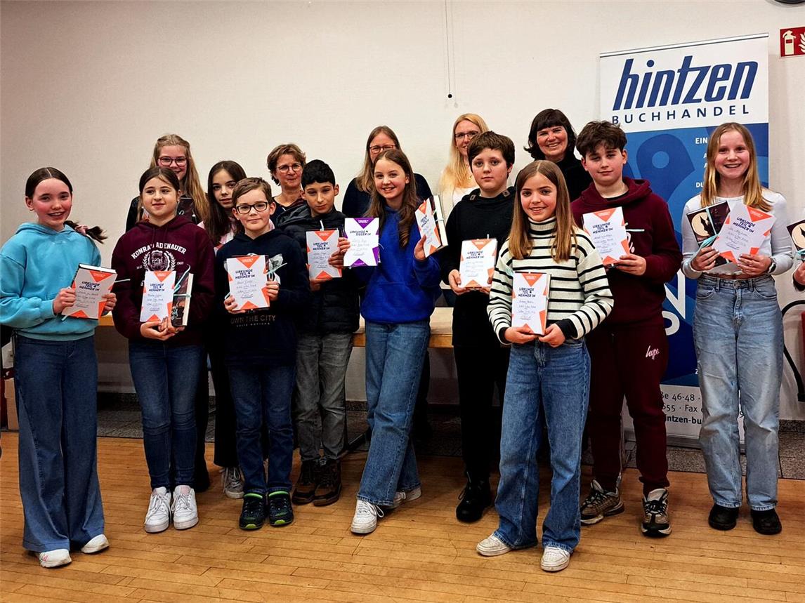 Lotta Kup, hier umringt von allen Teilnehmern und Juroren, gewann für den Klever Nordkreis den 65. Vorlesewettbewerb.Foto: Buchhandlung Hintzen