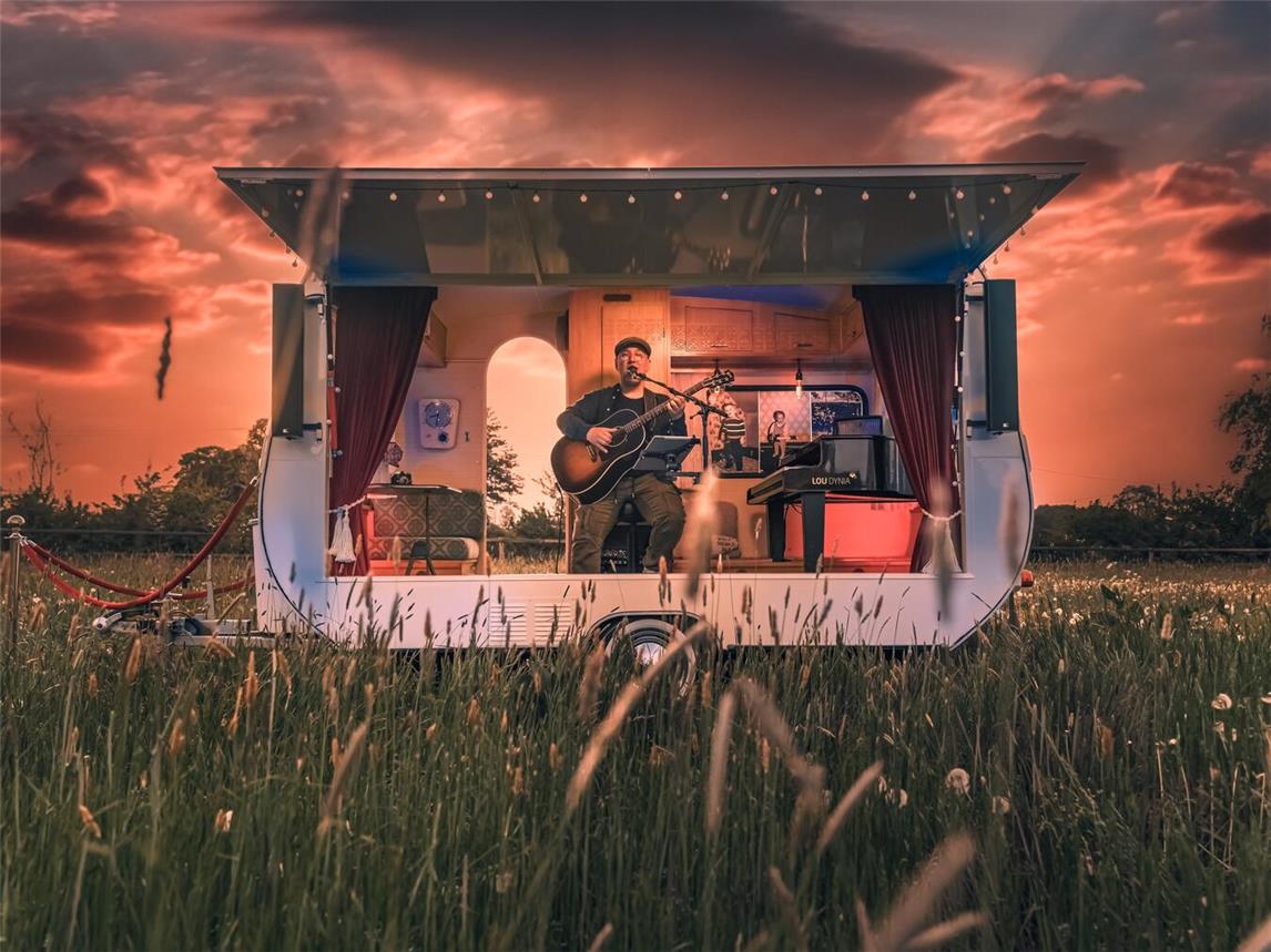 Lou Dynia bringt zum kommenden Reeser Marktkonzert sein „Wohnzimmer“ mit. Foto: privat