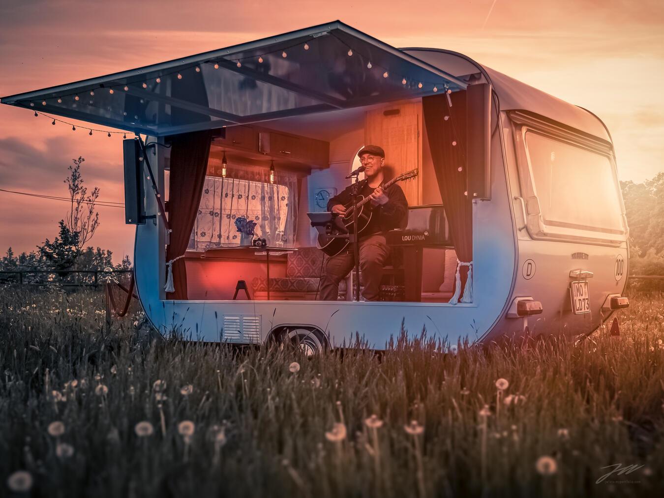 Schlagerstar Ella Endlich ist Top-Act beim „Sommer in der Stadt“ in Kalkar Lou Dynia wird auch in Kalkar live in seinem Wohnwagen, der zur Bühne wird, singen. Foto: Veranstalter