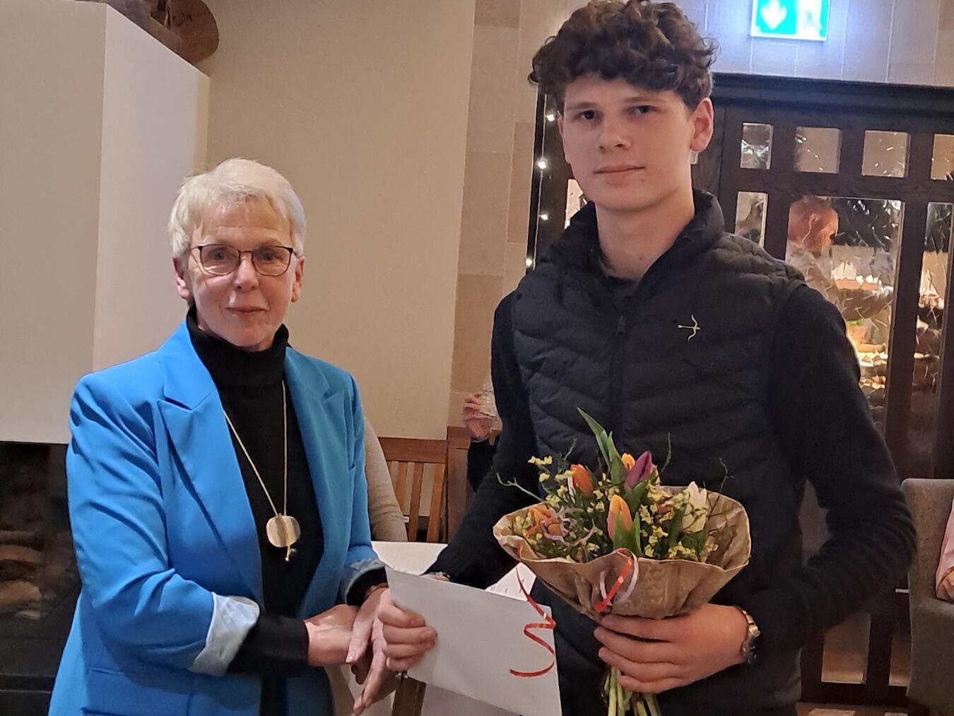 Louis de Witt als erfolgreichster Junior 2024 zusammen mit Ulla Neu-Horenkamp. Foto: Reiterverein Graf Haeseler 