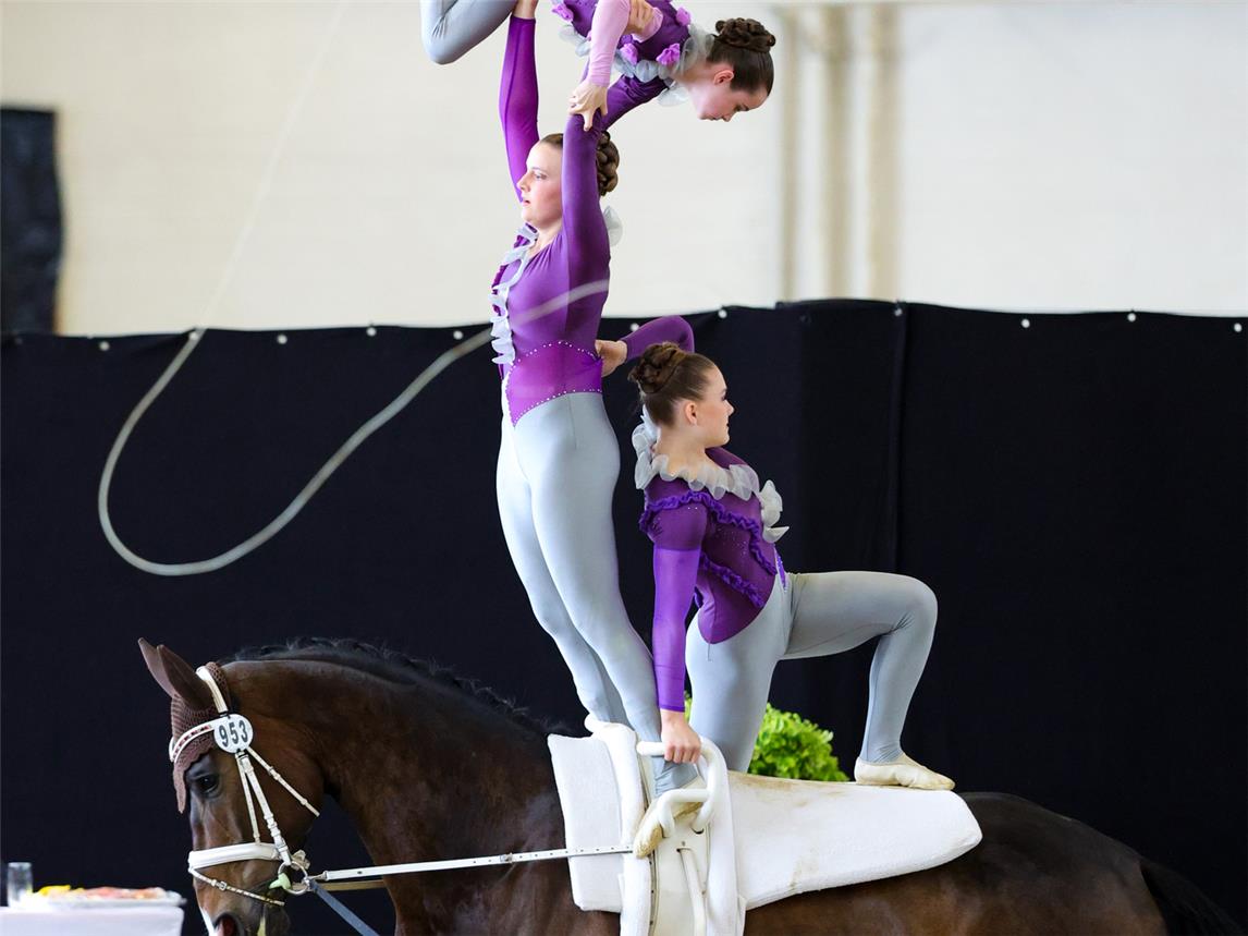 Luana Thämmig (stehend) bei der Kür mit dem Kölner Juniorenteam.Foto: Julian Spilker/Farbmonster.pics