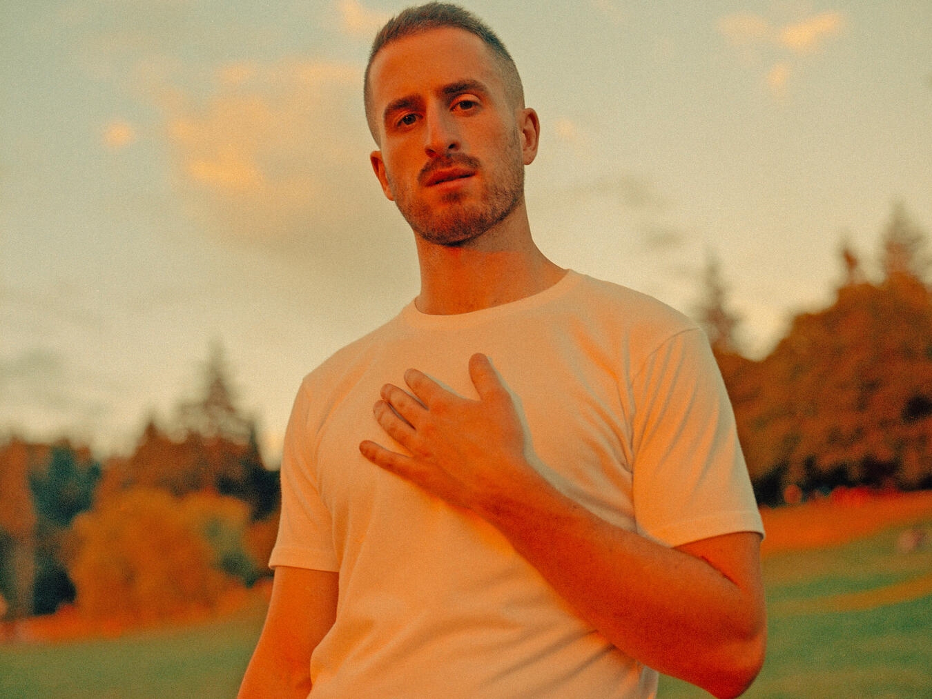 Alt-Tag: "Luca Fogale live im Yuca-Club Köln am 22. April, Konzertfoto von Midnight Mango"