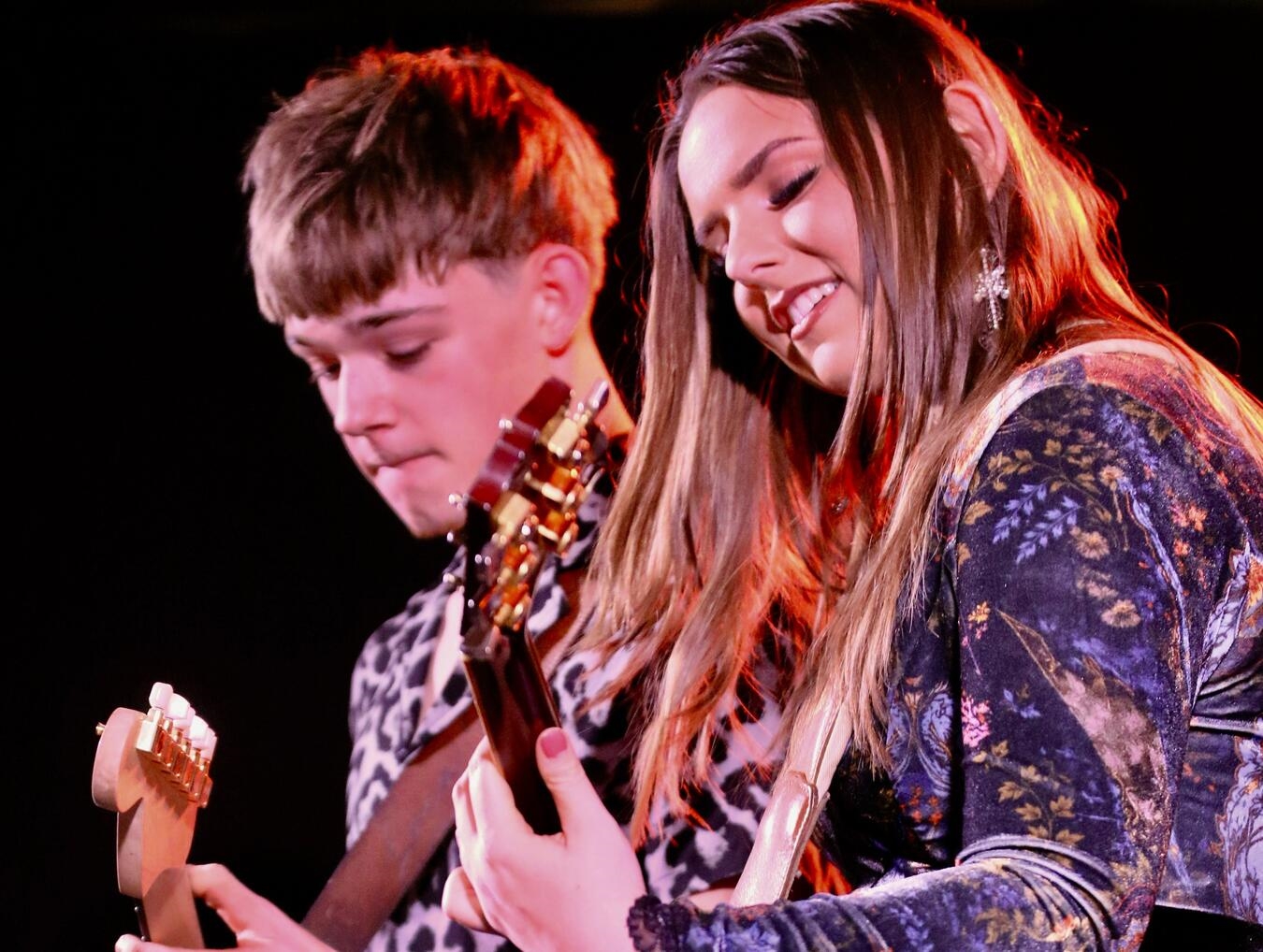 Luca Holkenborg und Ally Venable spielen Gitarre in Geldern