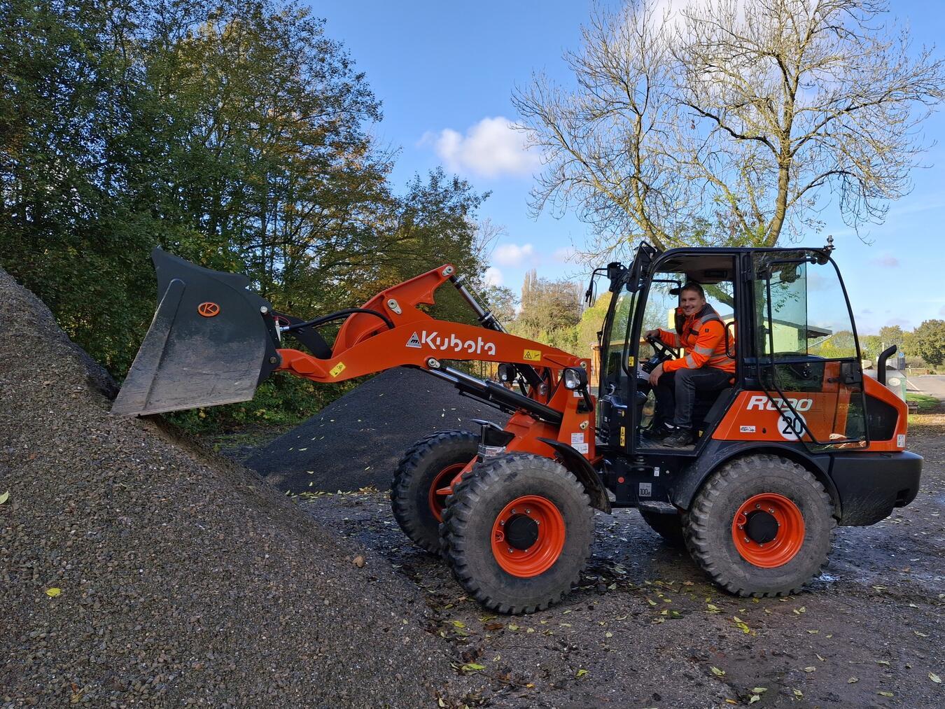 Lucas Linder, Leiter des Bauhofs, auf dem neuen Radlader. Foto: Gemeinde Rheurdt