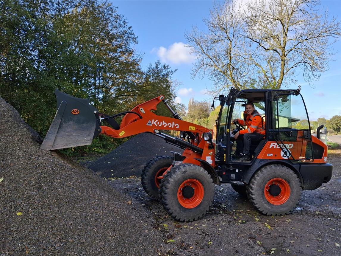 Lucas Linder, Leiter des Bauhofs, auf dem neuen Radlader. Foto: Gemeinde Rheurdt