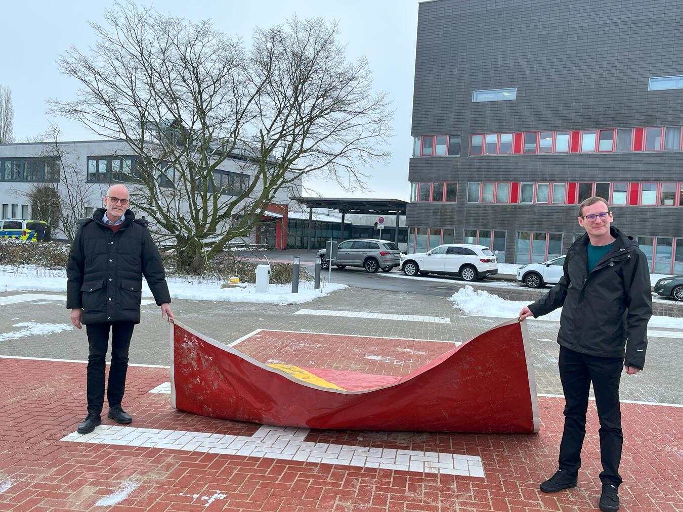 Ludger Boeckmann, Kaufmännischer Direktor des Gesundheitscampus St.-Clemens Geldern, und Martin Schoonenberg, Leiter der Technik des Gesundheitscampus, eröffnen den neuen Hubschrauberlandeplatz auf dem Campusgelände.Foto: St.-Clemens-Hospital