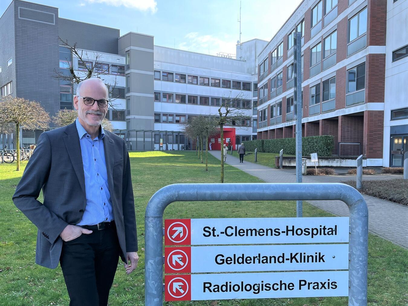 Ludger Broeckmann, derzeit stellvertretender Kaufmännischer Direktor des Gesundheitscampus St.-Clemens Geldern, wird zum 1. Mai Kaufmännischer Direktor vor Ort und löst damit den Ende April scheidenden Klinikdirektor Dr. med. Andreas Schroeder ab.Foto: Elke Wiegmann/St.-Clemens-Hospital