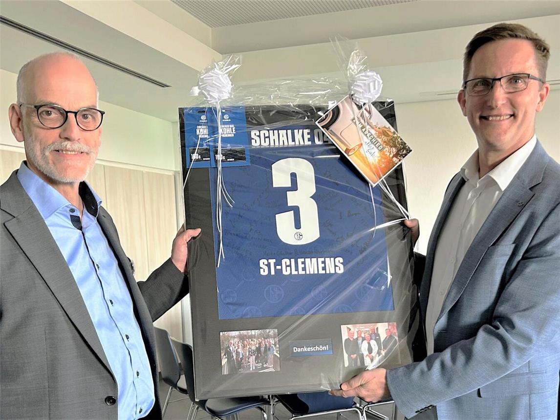 Ludger Broeckmann(li.), Kaufmännischer Direktor des Gesundheitscampus St.-Clemens Geldern, überreicht seinem Vorgänger, dem Klinikdirektor Dr. med. Andreas Schroeder, zum Abschied ein von Mitarbeitenden unterzeichnetes Schalke-Trikot.Foto: St.-Clemens-Hospital