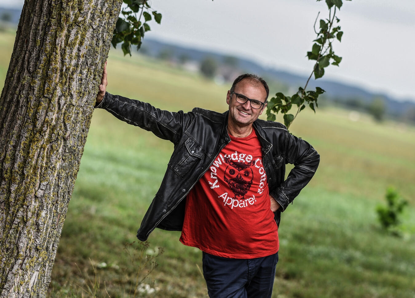 "Ludger Kazmierczak auf Bühne in Kleve, Kabarett-Event Ankündigung, Foto von Markus van Offern"