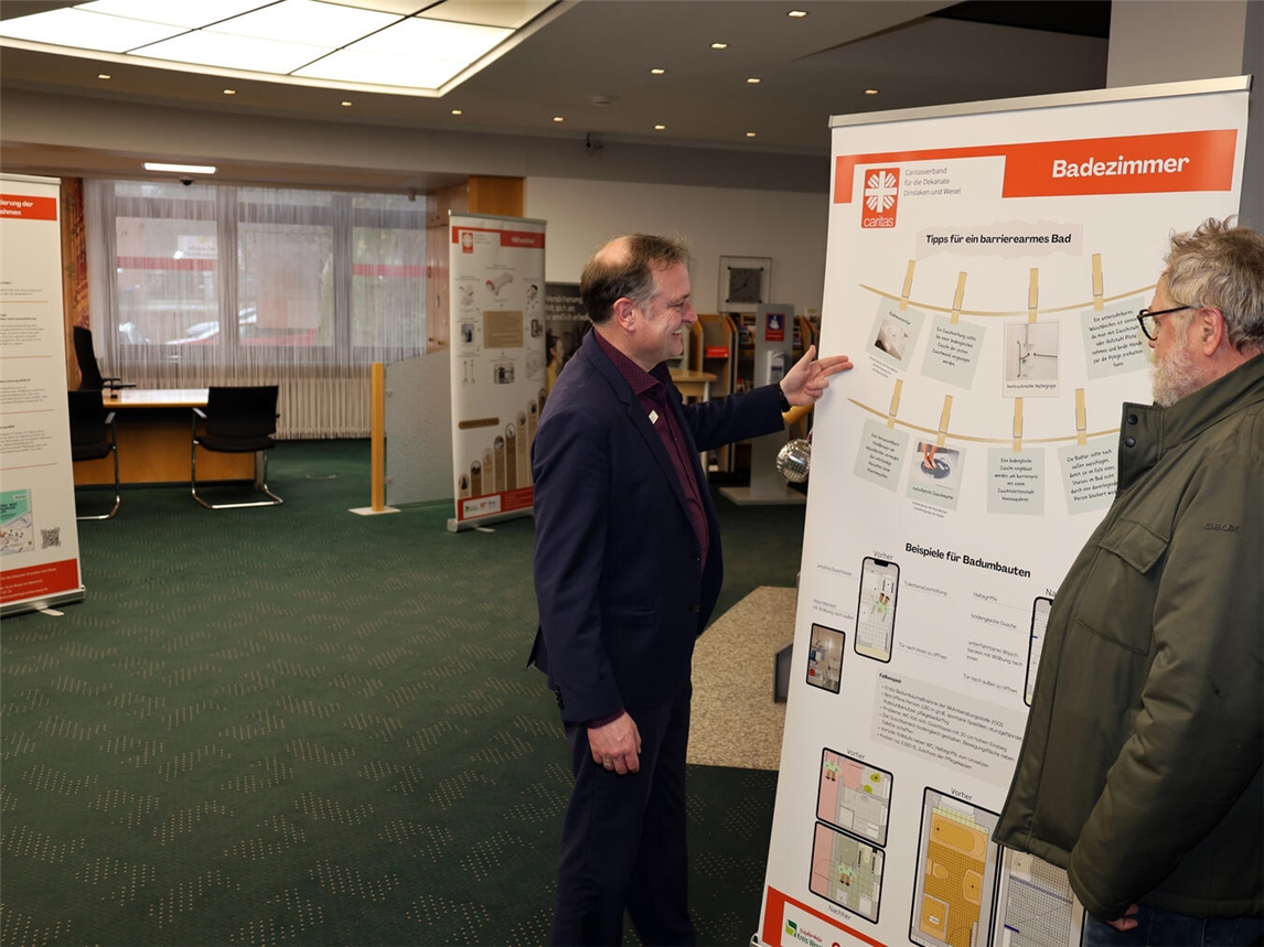 Ludger Wehren (links) im Gespräch mit einem Kunden der Sparkassen-Geschäftsstelle am Europaplatz über die Möglichkeiten, das eigene Zuhause barrierefrei umzubauen. Foto: Sparkasse am Niederrhein
