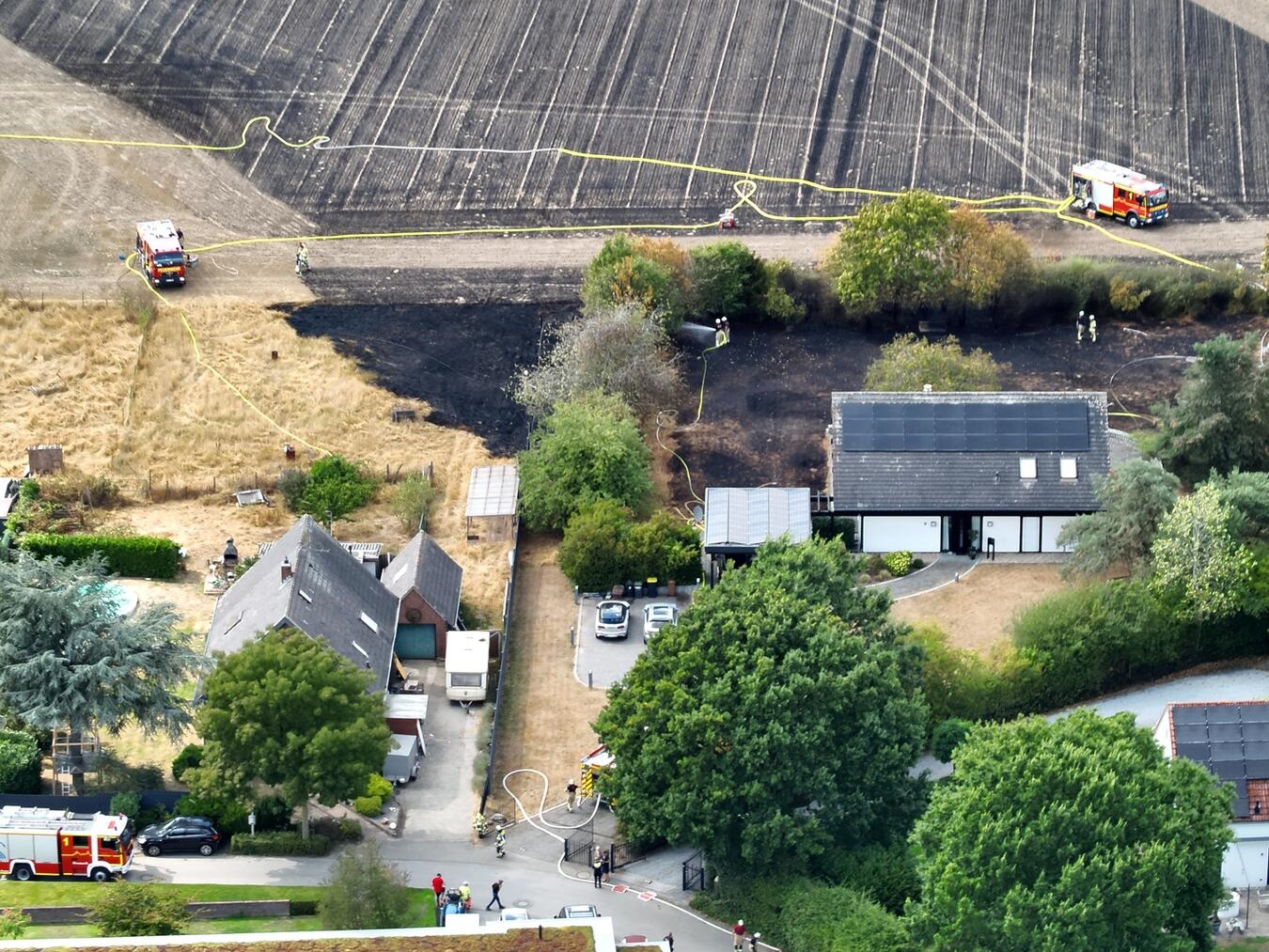 Großflächiger Vegetationsbrand in Kleve-Donsbrüggen "Luftaufnahme des Einsatzortes bei Donsbrüggen, Rettungskräfte vor Ort, Einsatzfahrzeuge, natürliche Landschaft"