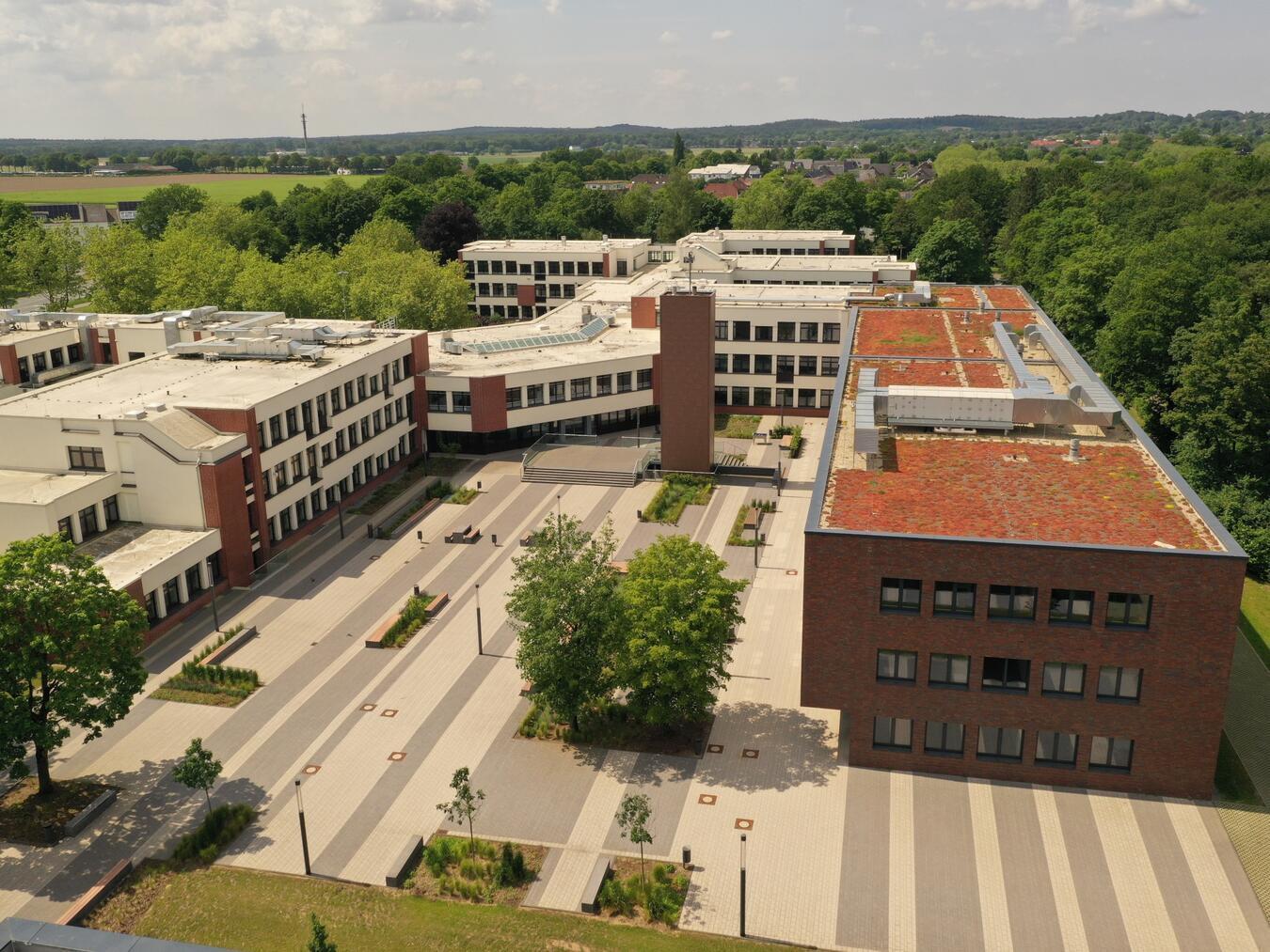 Das Berufskolleg Kleve „am Puls der Zeit“ Luftaufnahme vom Hauptgebäude nach dem Umbau. Foto: BK Kleve/Ludger Stratenschulte