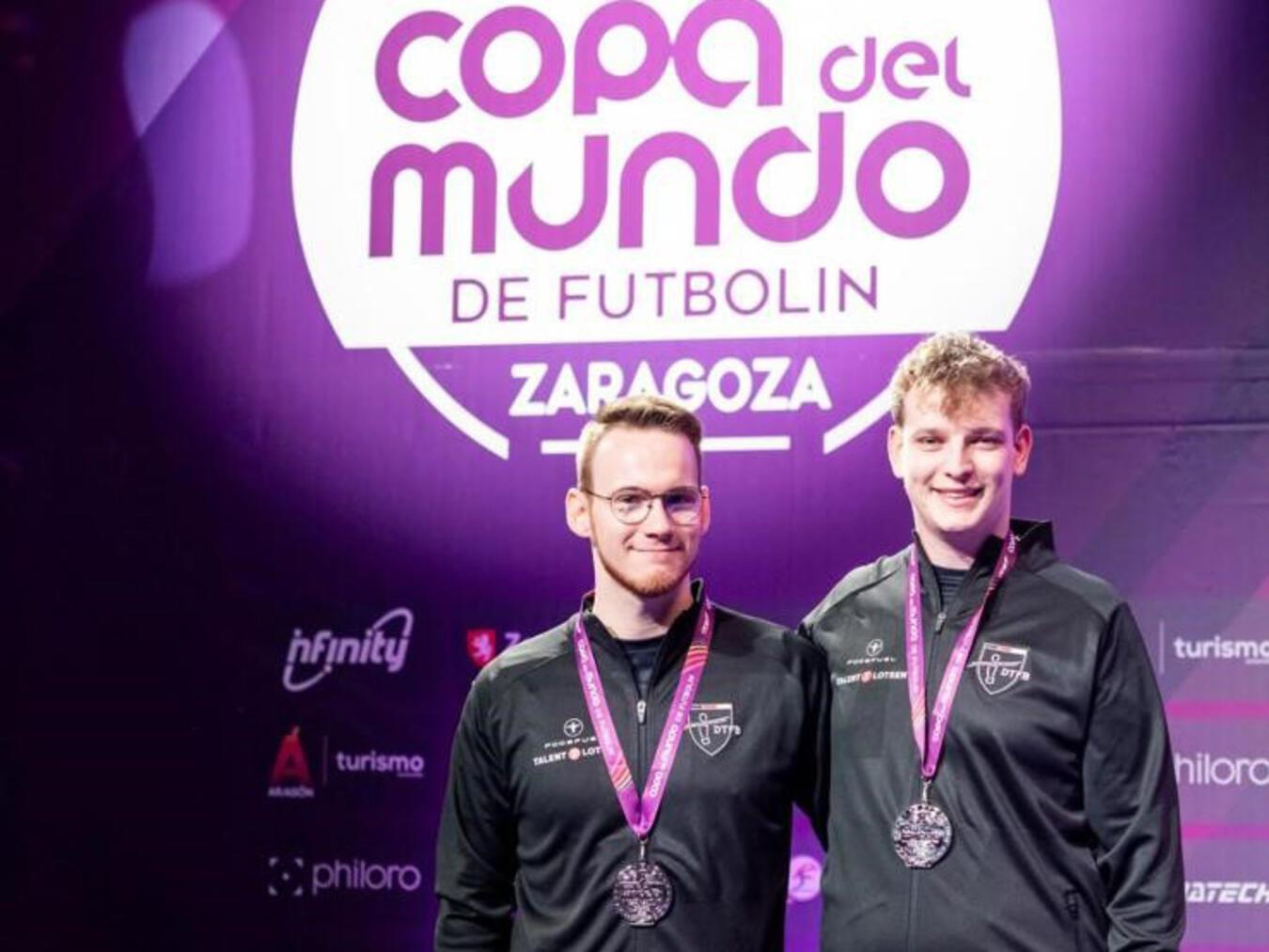 Luis Janßen (r.) und Thomas Haas (l.) haben es aufs Treppchen geschafft. Foto: International Table Soccer Federation 