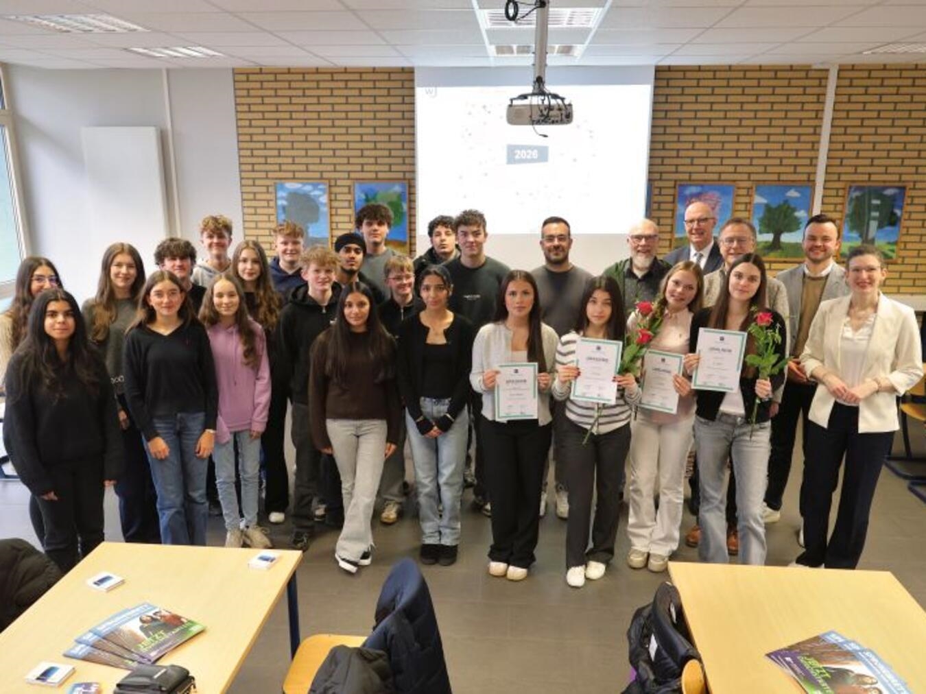 Luisa Quinders, Ava Peyravi, Emily Hütter und die Klasse 10a des Lise-Meitner-Gymnasiums in Geldern feiern ihren Sieg zusammen mit den WJ und Landrat Gerwers. Foto: Hendrik Grzebatzki