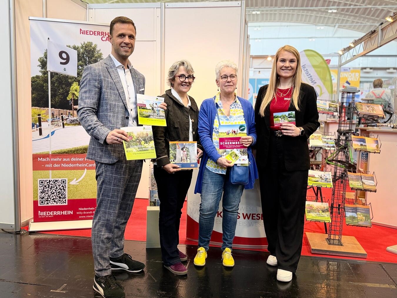 Lukas Hähnel, Leiter der EAW Kreis Wesel mit den beiden kommunalen Vertretern Pauline Becker (Xanten) und Birgit Lensing (Schermbeck) und Kathrin Peters (Niederrhein Tourismus) auf der Reisemesse in Essen. Foto: Kreis Wesel
