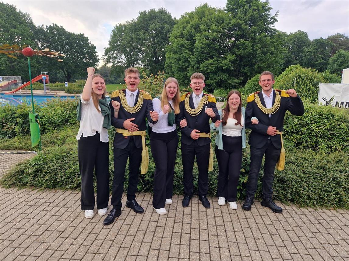 Lukas Hoogen freut sich mit seiner Königin Marie Möllemann und den Ministerpaaren Noah Weber und Mia Schoonhoven sowie Nils Meuwesen und Merle Koppers auf das Schützenfest im Herbst.Foto: privat