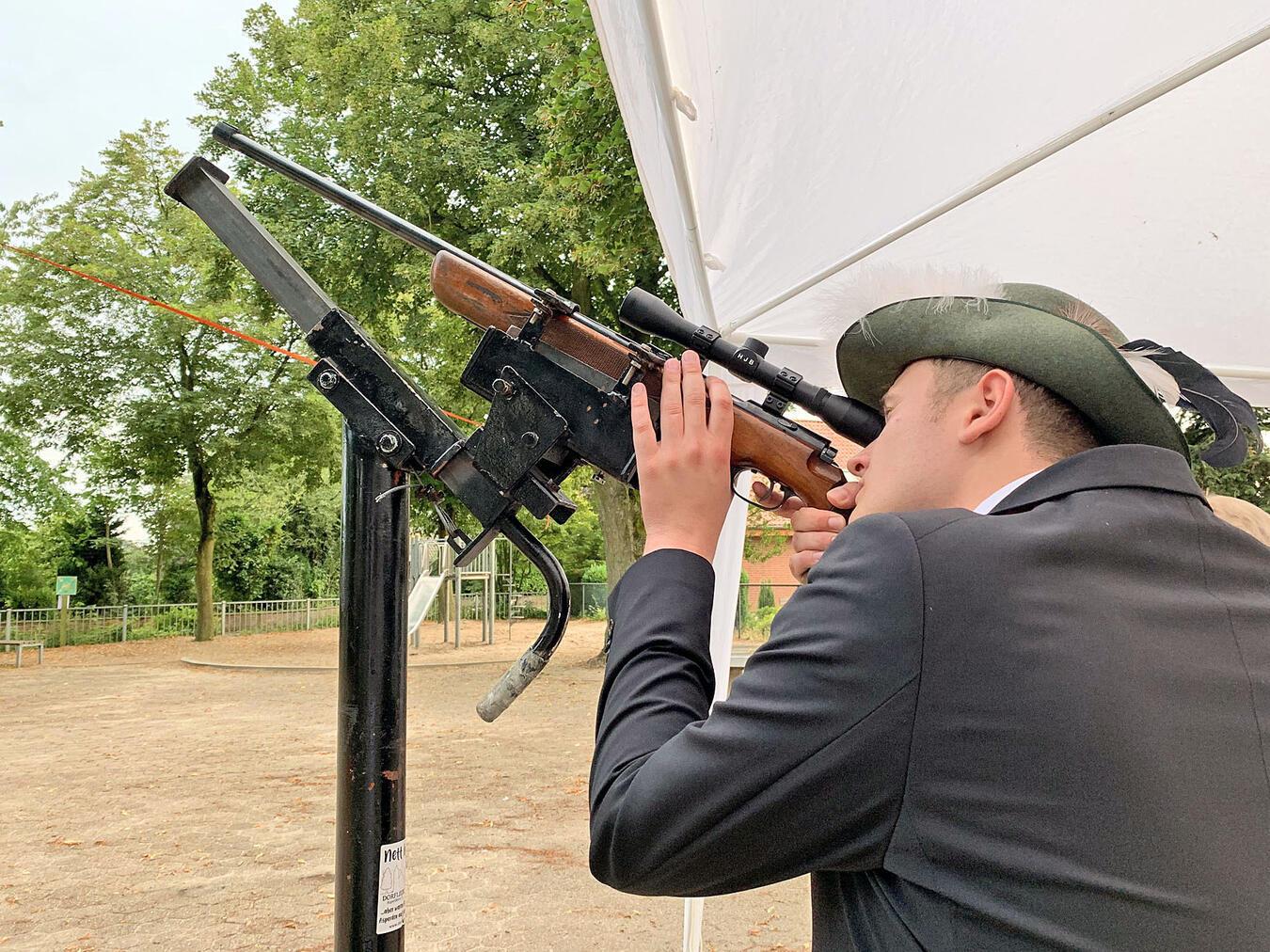 Lukas Winkelhofer am Gewehr.