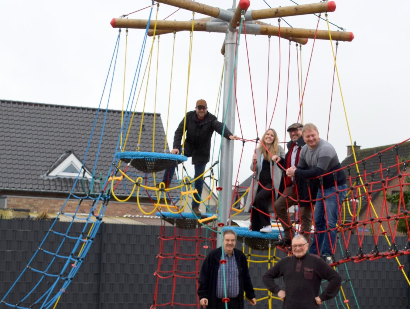 Lutz Bollack vom Martinskomitee und Thomas Kleinen (vorne) mit Markus Hacks vom Heimat- und Förderverein, Annika Reisch, Stiftungsmanagerin der Magdalene-Gerhard-Stiftung, Ortsbürgermeister Robert Dams und Sebastian Richartz bei der Spielplatzeinweihung in Pont.Foto: Johannes Schmitz