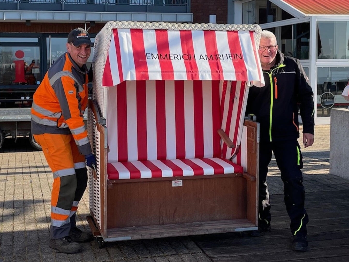"Lutz Bröder und Michael Berndsen stellen Strandkörbe an der Rheinpromenade Emmerich auf, Sommeraktivität"