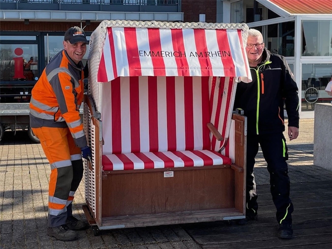 "Lutz Bröder und Michael Berndsen stellen Strandkörbe an der Rheinpromenade Emmerich auf, Sommeraktivität"