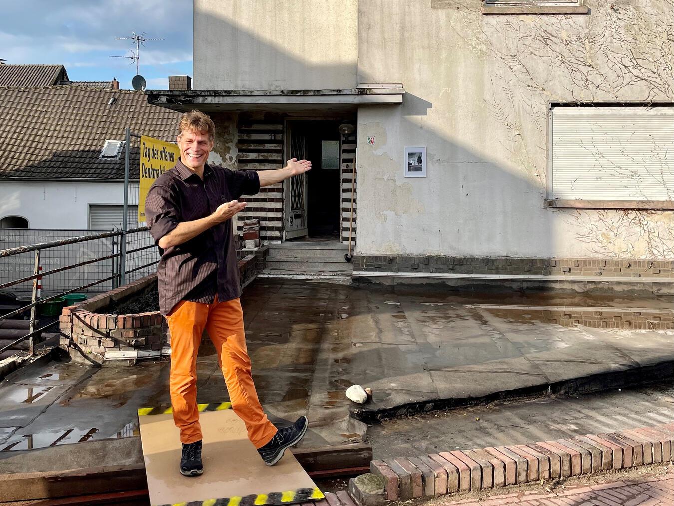 Ein Besuch in Haus Haan Lutz Kühnen hieß die Gäste aus Kleve willkommen. Foto: Freundeskreis Klever Museen