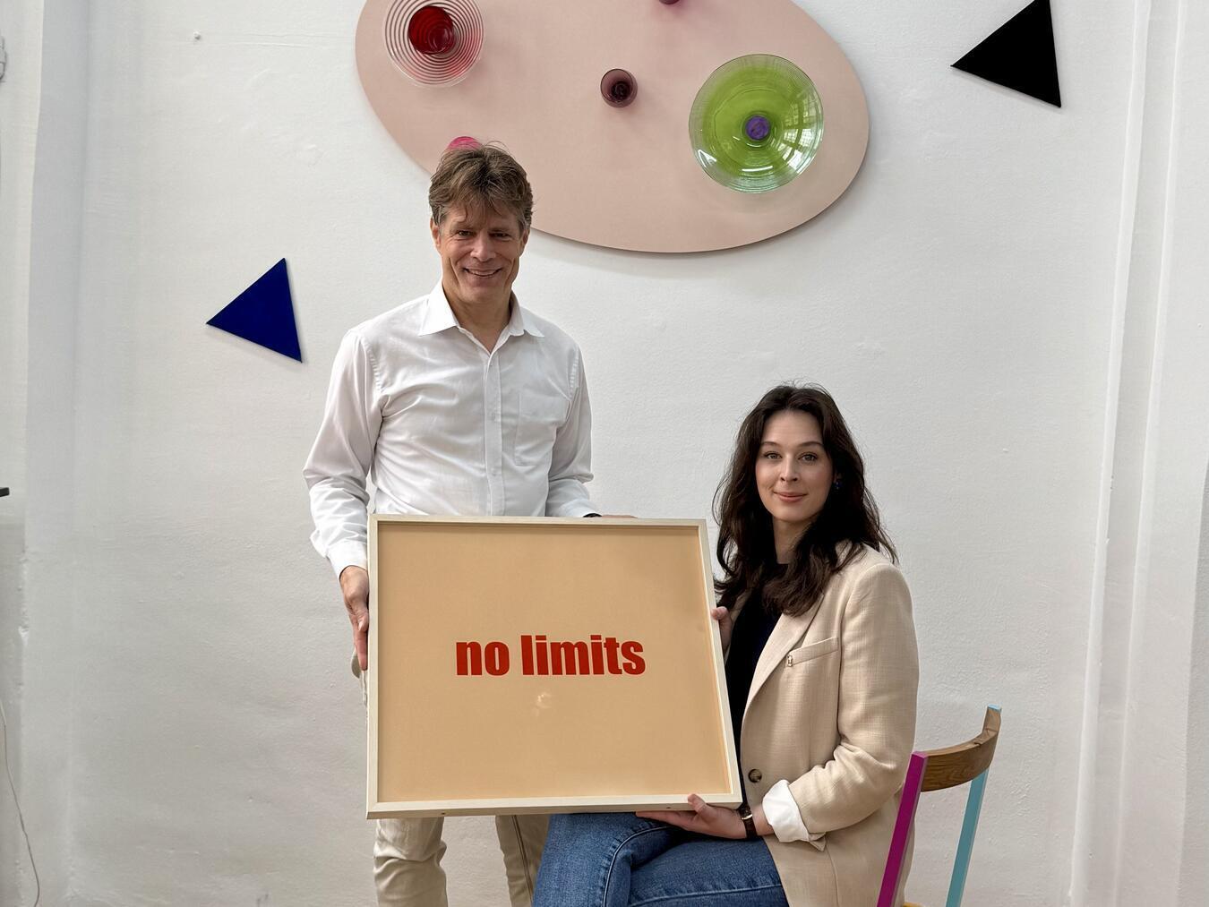Lutz Kühnen und Galeristin Alexandra Bottenbruch mit den Werken von Klaus Ebbers. NN-Foto: SP