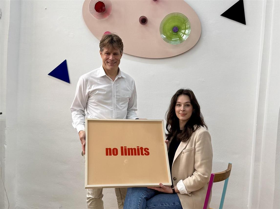 Lutz Kühnen und Galeristin Alexandra Bottenbruch mit den Werken von Klaus Ebbers. NN-Foto: SP