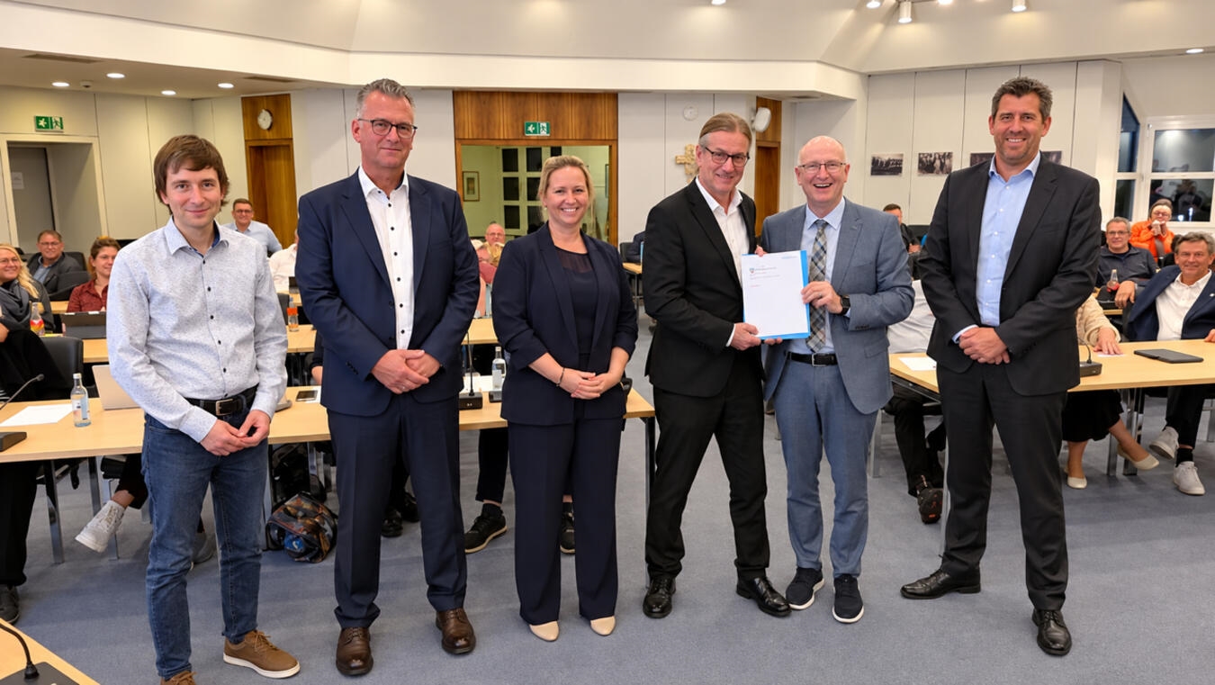 Lutz Verbeet (Kommunalaufsicht Kreis Kleve), Mario Deckers (Projektleiter, gpaNRW), Stefanie Köster (Prüferin, gpaNRW), Bürgermeister Dr. Dominik Pichler, Michael Esken (Präsident der gpaNRW) und Tobias Fuß (Prüfer, gpaNRW). Foto: Wallfahrtsstadt Kevelaer, W. Barz