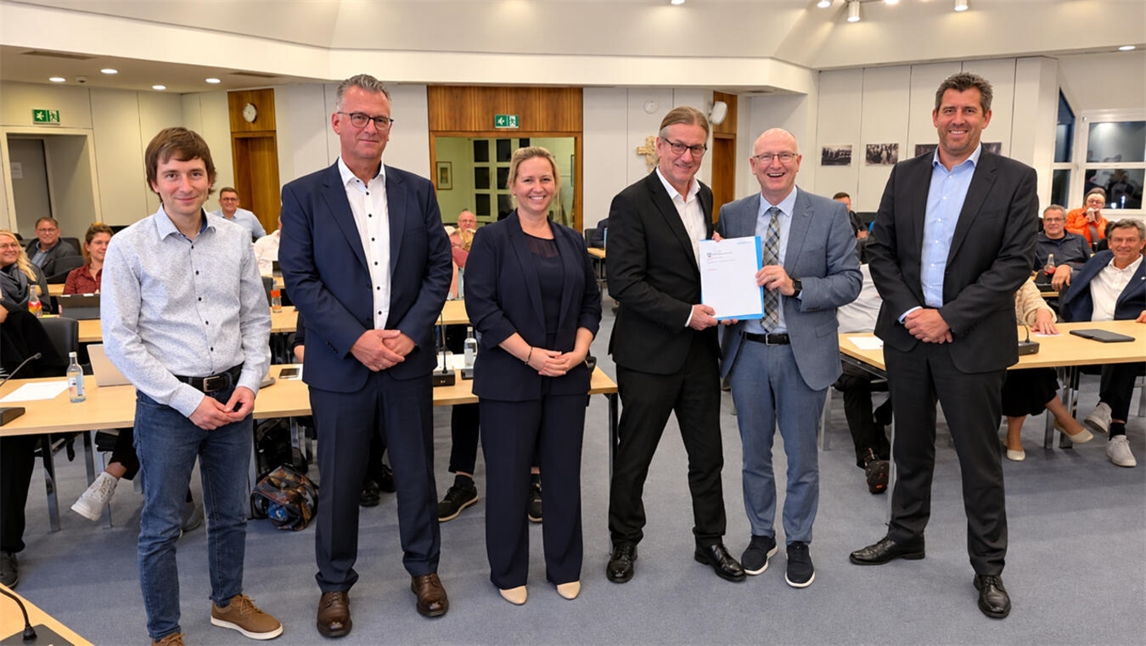 Lutz Verbeet (Kommunalaufsicht Kreis Kleve), Mario Deckers (Projektleiter, gpaNRW), Stefanie Köster (Prüferin, gpaNRW), Bürgermeister Dr. Dominik Pichler, Michael Esken (Präsident der gpaNRW) und Tobias Fuß (Prüfer, gpaNRW). Foto: Wallfahrtsstadt Kevelaer, W. Barz