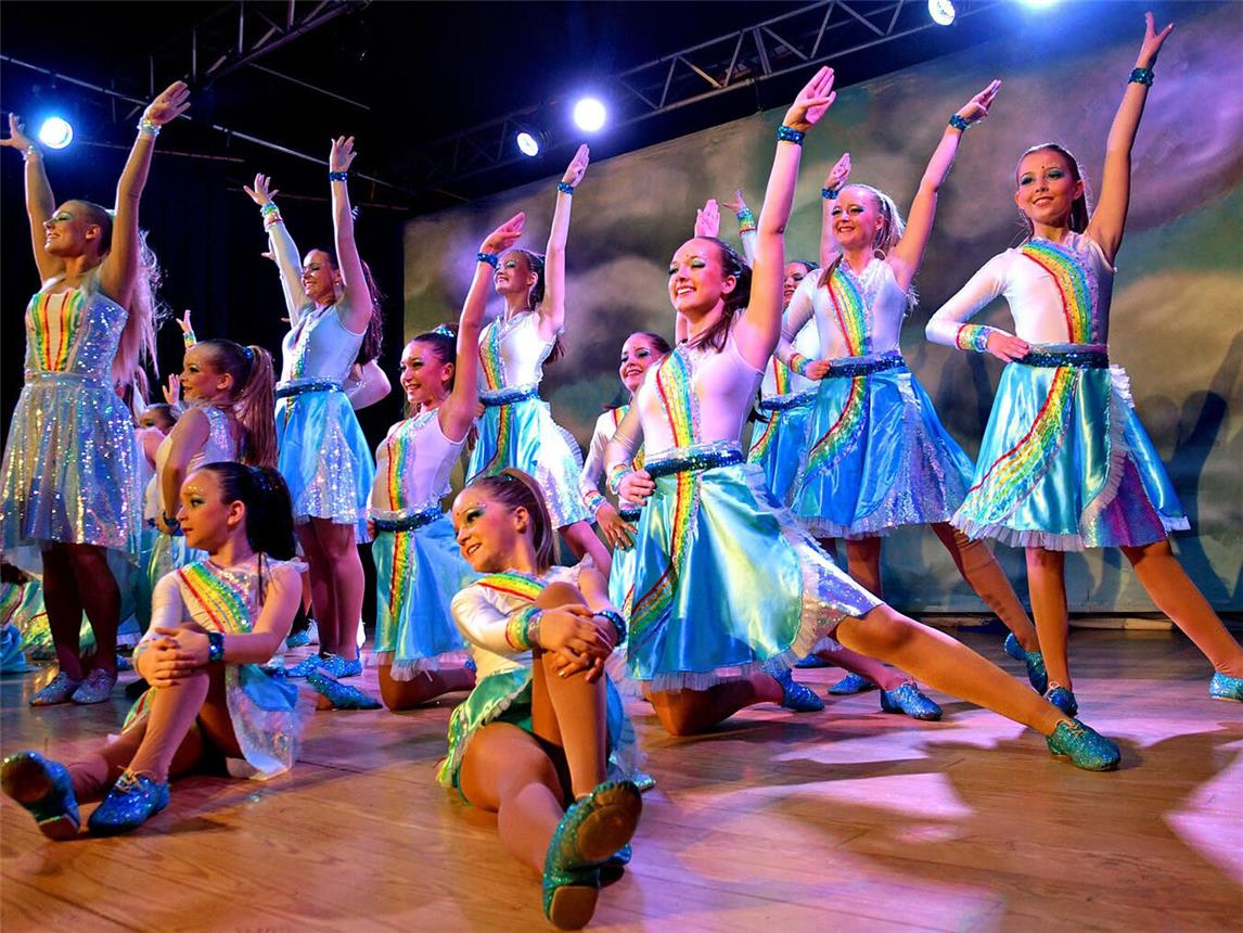 „Mach die Welt bunt“ heißt der Showtanz der Källesse Quecksprengers. NN-Foto: Rüdiger Dehnen