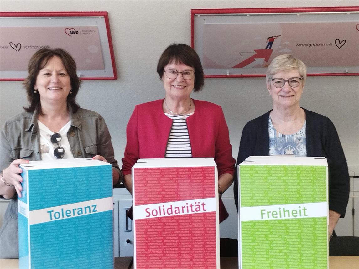 Machen auf das Frauenhaus aufmerksam (v.l.): Andrea Hermanns (Leiterin Frauenhaus), Irene Möllenbeck (Vorsitzende Förderverein), Josephine Spettmann (stellvertretende Vorsitzende). Foto: Awo