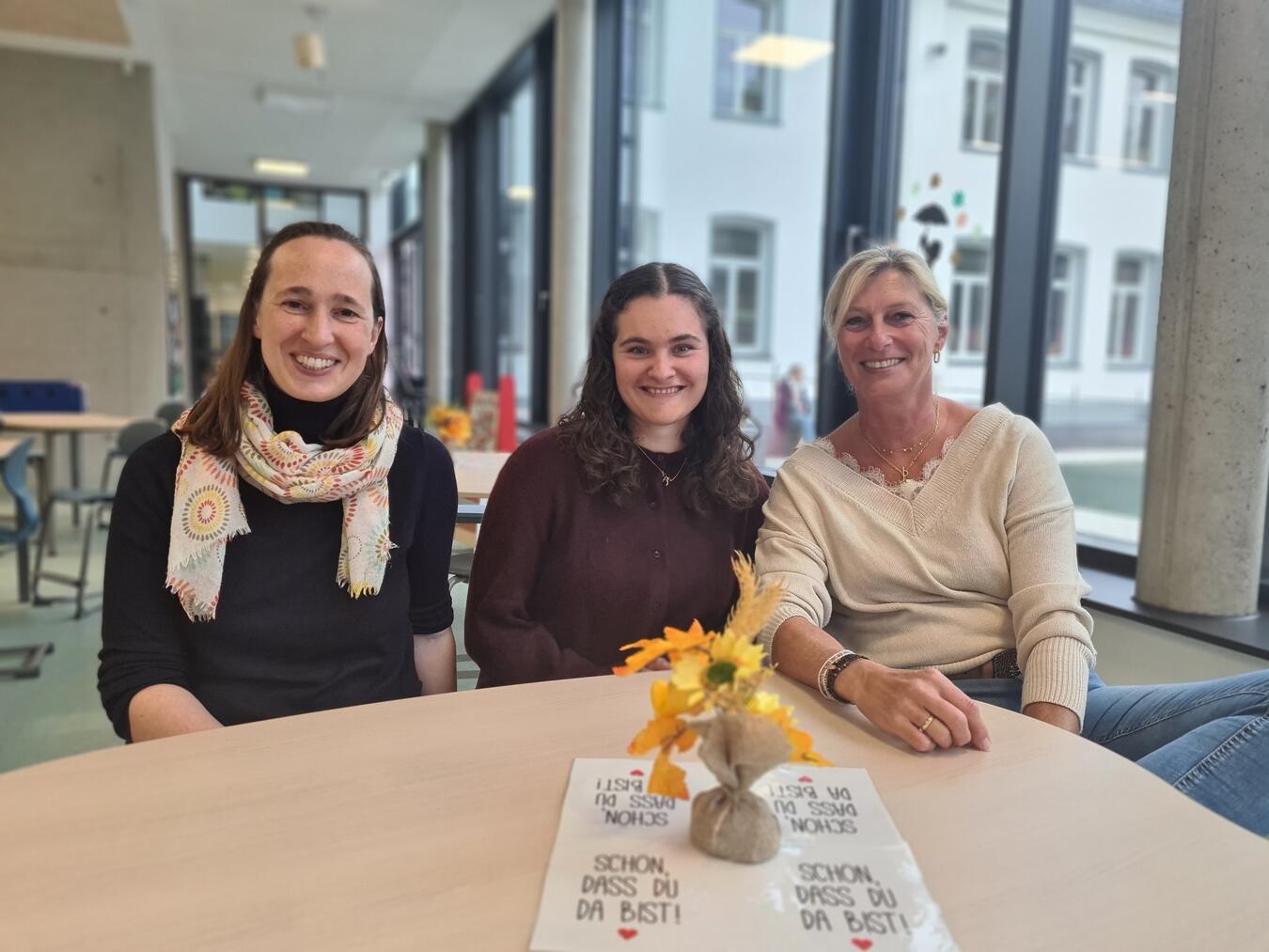 „Ich gehe jedes Mal mit einem Lächeln nach Hause“ Machen sich stark für das Ehrenamt: Regina Matzke (Freiwilligen-Zentrum Gelderland), Anna Schweren und Claudia Eckardt von der OGS der St.-Michael-Schule.Foto: Caritasverband Geldern-Kevelaer