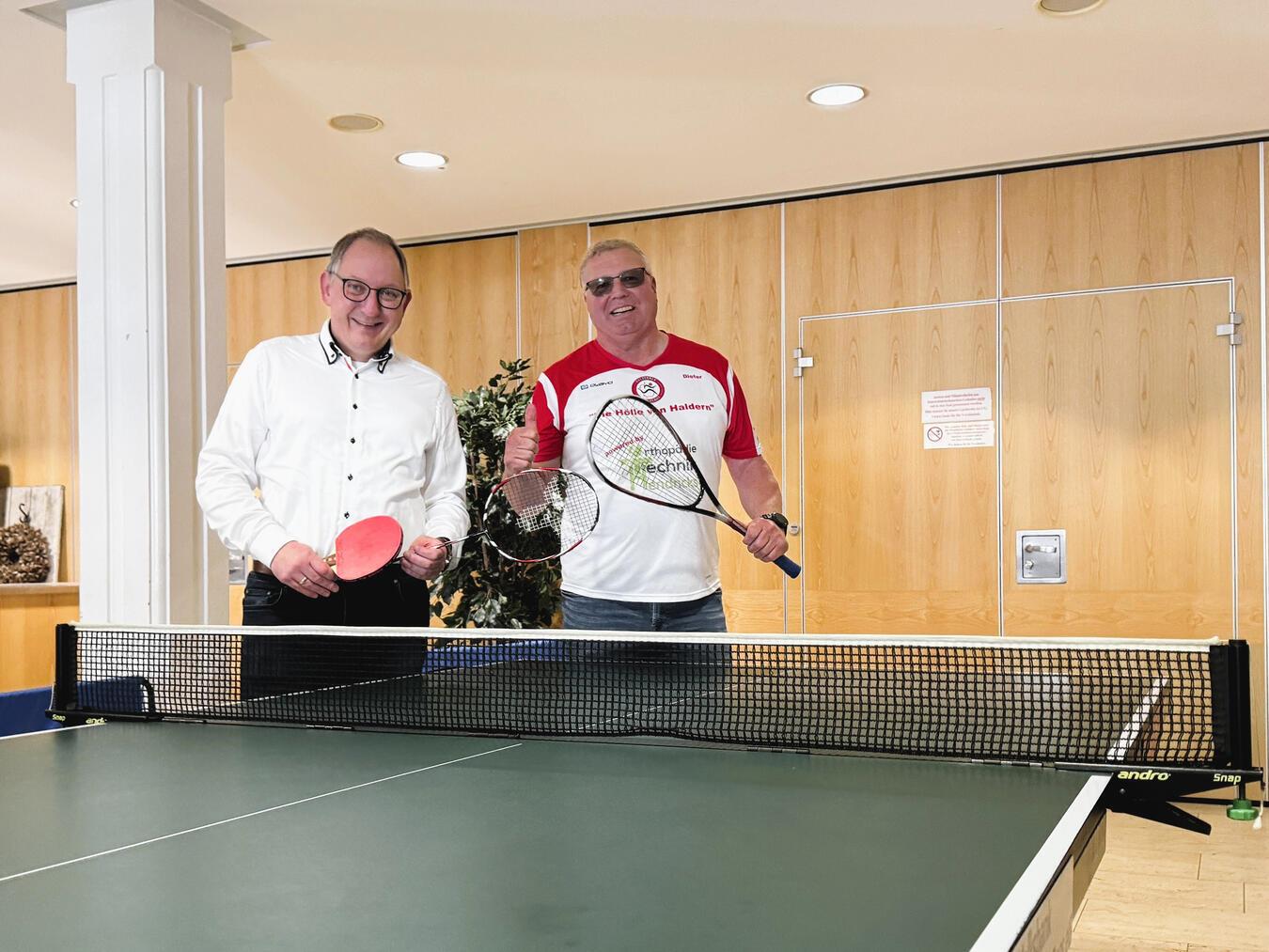 Machen sich stark für eine Auszeichnung für den Reeser Sport: Sebastian Hense (l.), Bürgermeister der Stadt Rees, und Dieter Bauhaus, Vorsitzender des Stadtsportverbandes Rees. Foto: Stadt Rees