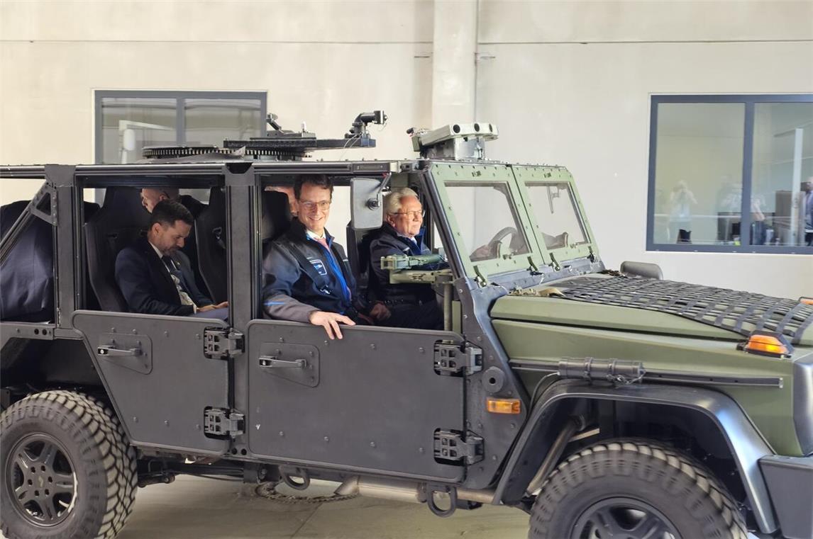 Machten sich auf zu einer kleinen Tour mit dem Caracal-Luftlandefahrzeug: Armin Papperger (Rheinmetall, vorne r.) und NRW-Ministerpräsident Hendrik Wüst (vorne l.). NN-Foto: Thomas Langer