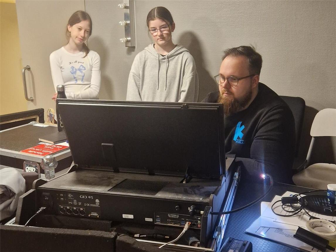 Mädchen sammelten unter anderem im Konzert- und Bühnenhaus Kevelaer praktische Erfahrung. Foto: Wallfahrtsstadt Kevelaer