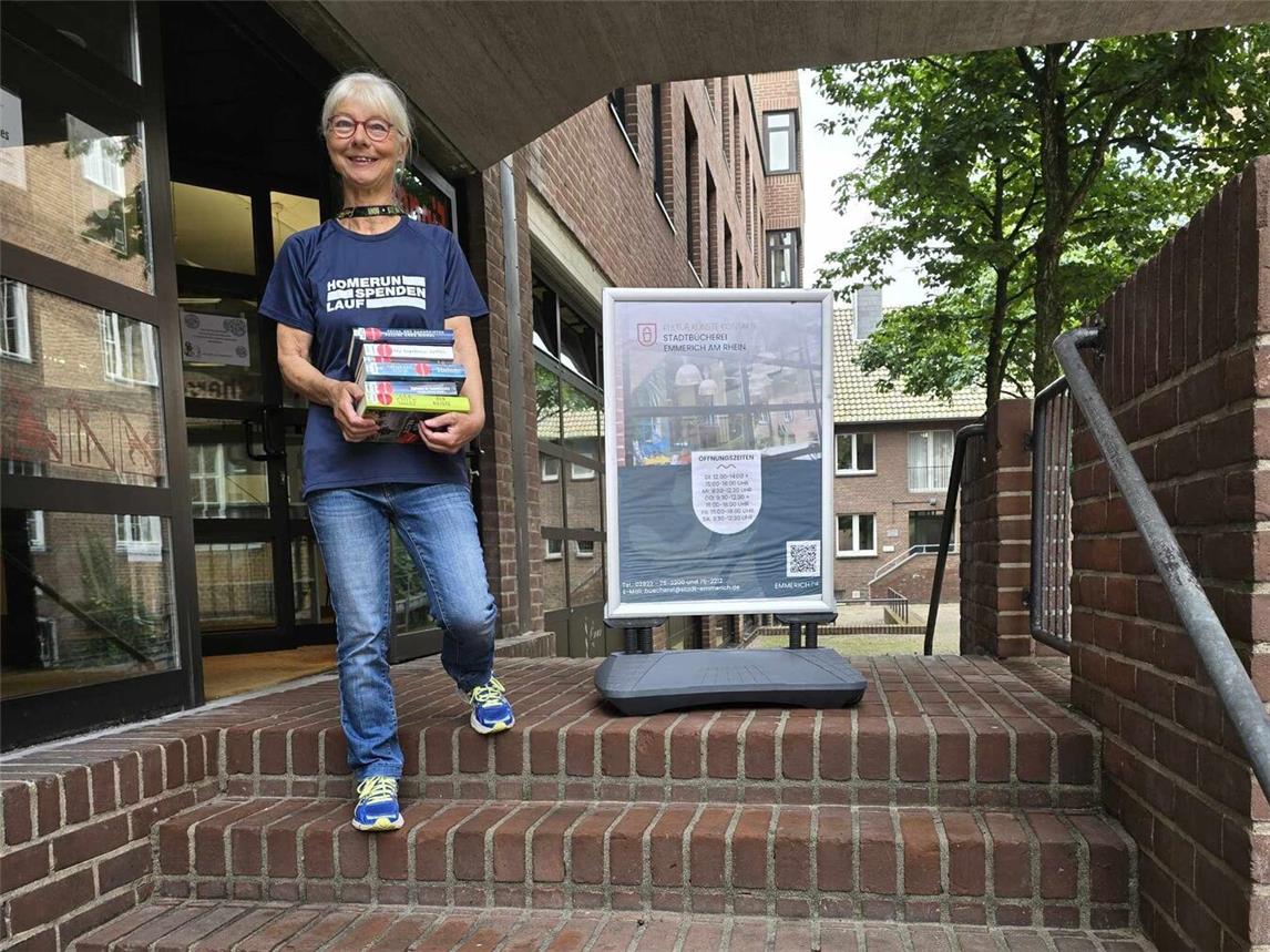 Magdalena Janßen-Koeller nimmt die Teilnehmer mit auf einen Bücherspaziergang durch Emmerich. Foto: privat