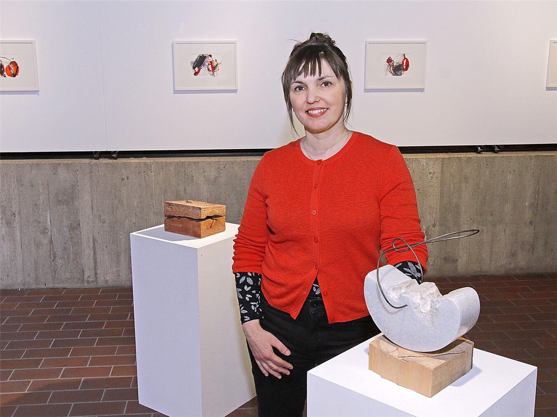Magdalena Morosini mit ihren Skulpturen, die an die heilige Helena erinnern sollen. NN-Fotos (2): Theo Leie
